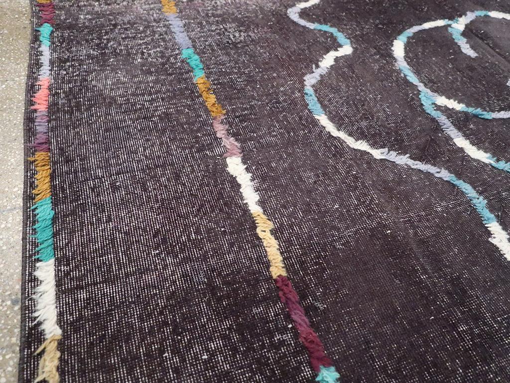 Moderno Tappeto popolare turco contemporaneo, fatto a mano e con un aspetto invecchiato, di colore carbone. in vendita