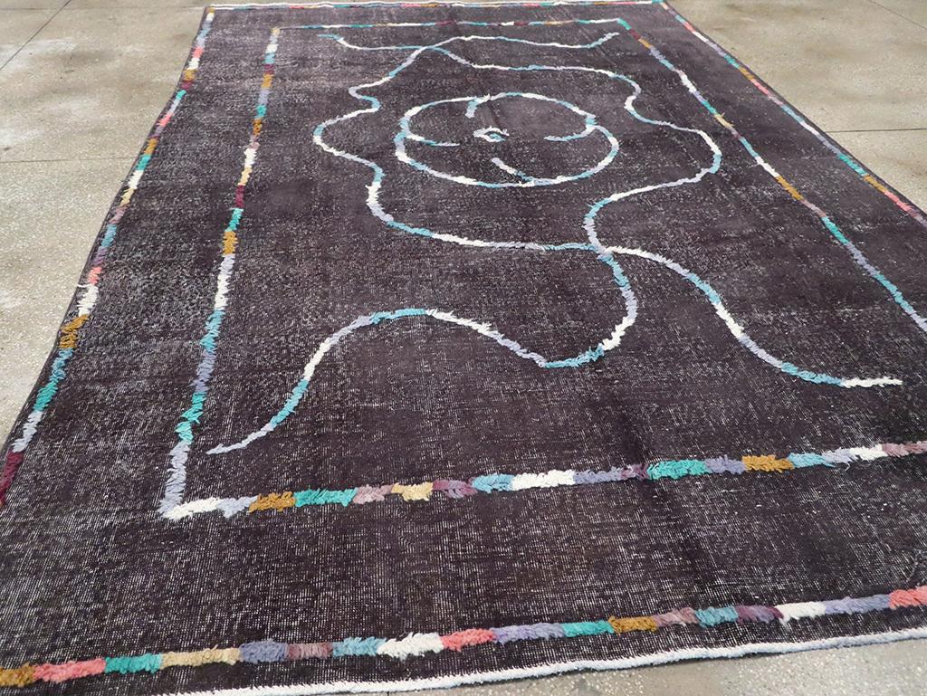 Tappeto popolare turco contemporaneo, fatto a mano e con un aspetto invecchiato, di colore carbone. In condizioni Nuovo in vendita a New York, NY