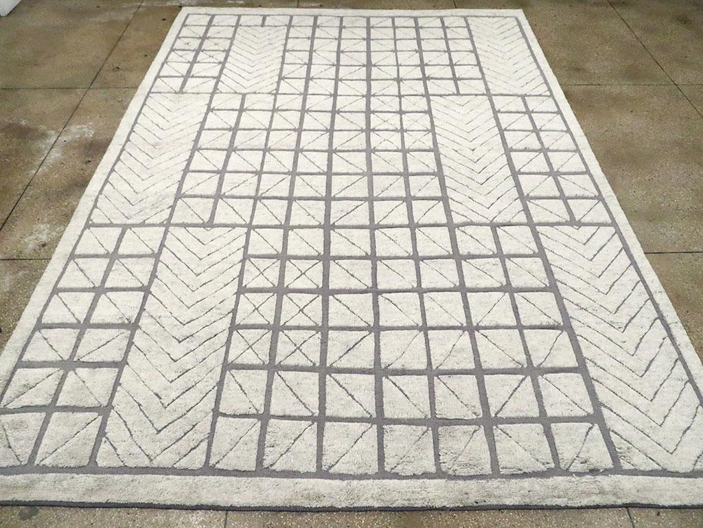 Zeitgenössischer handgefertigter türkischer großformatiger Teppich in Weiß und Grau in Zimmergröße (Handgeknüpft) im Angebot