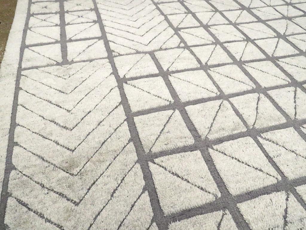 Zeitgenössischer handgefertigter türkischer großformatiger Teppich in Weiß und Grau in Zimmergröße im Zustand „Neu“ im Angebot in New York, NY