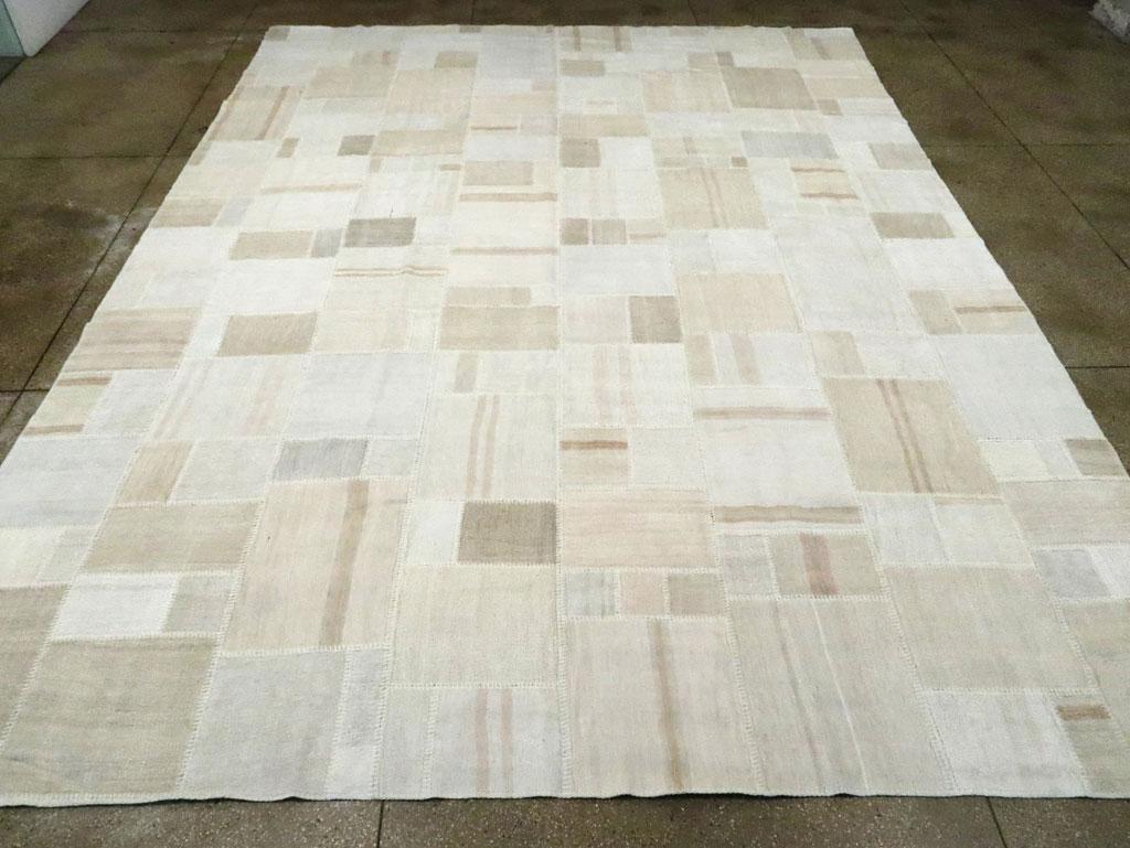 Zeitgenössischer handgefertigter großer Flachgewebe-Kelim-Teppich im türkischen Patchwork-Stil (Türkisch) im Angebot