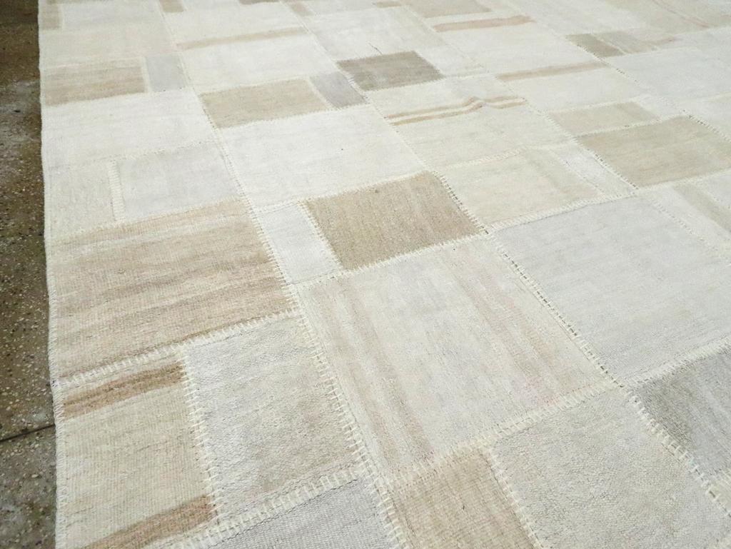 Zeitgenössischer handgefertigter großer Flachgewebe-Kelim-Teppich im türkischen Patchwork-Stil (Handgewebt) im Angebot