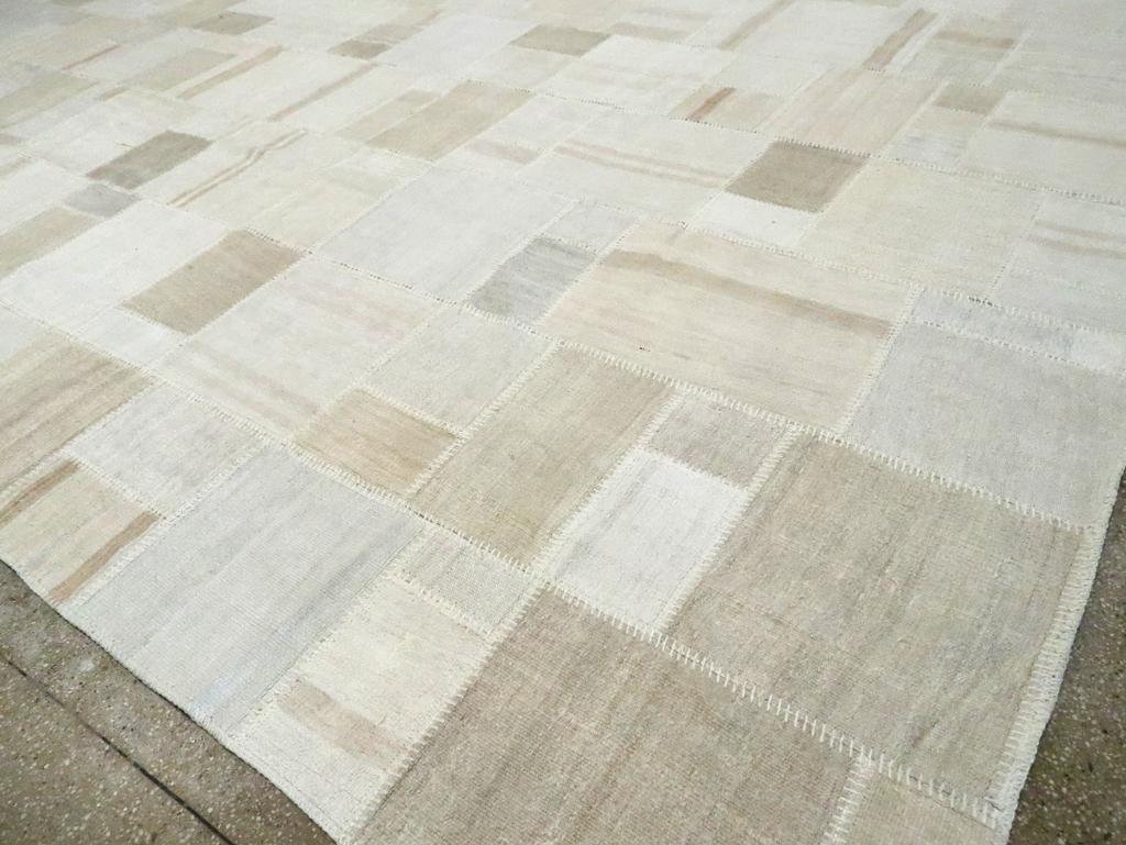 Zeitgenössischer handgefertigter großer Flachgewebe-Kelim-Teppich im türkischen Patchwork-Stil (Wolle) im Angebot