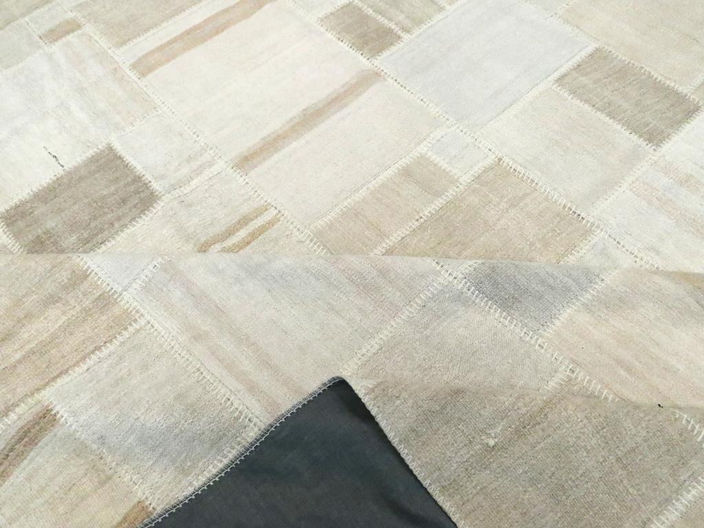Zeitgenössischer handgefertigter großer Flachgewebe-Kelim-Teppich im türkischen Patchwork-Stil im Angebot 1