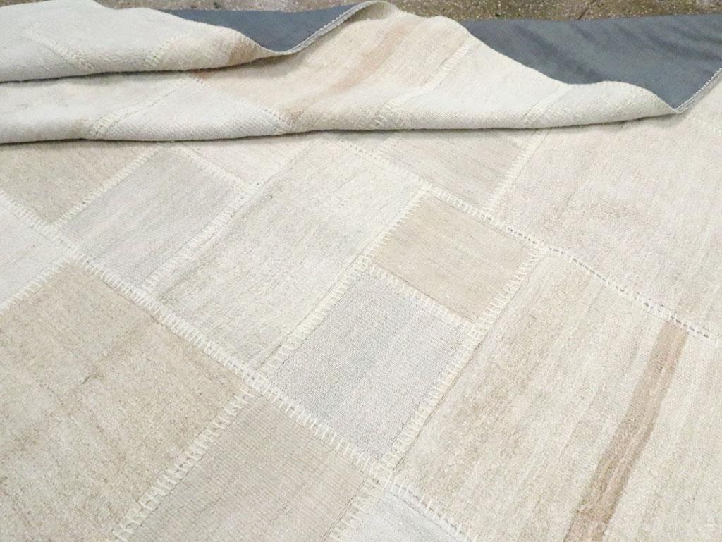 Zeitgenössischer handgefertigter türkischer Flachgewebe-Kelim-Teppich im Patchwork-Stil in Zimmergröße im Angebot 2