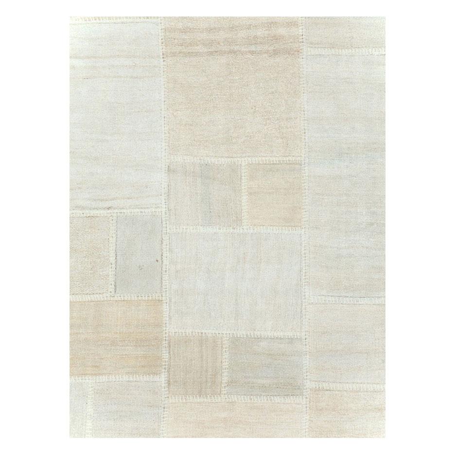 Moderna alfombra turca Kilim de tejido plano, tamaño habitación, hecha a mano en el siglo XXI con restos de tejido plano turco de mediados del siglo XX.

Medidas: 11' 1