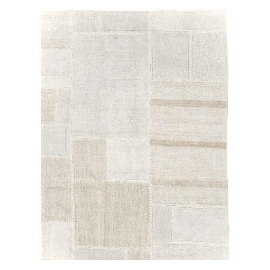Zeitgenössischer handgefertigter türkischer Flachgewebe-Kelim-Teppich im Patchwork-Stil in Zimmergröße (Moderne) im Angebot