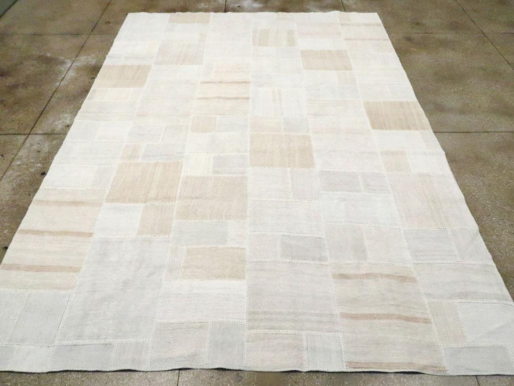 Zeitgenössischer handgefertigter türkischer Flachgewebe-Kelim-Teppich im Patchwork-Stil in Zimmergröße (Türkisch) im Angebot