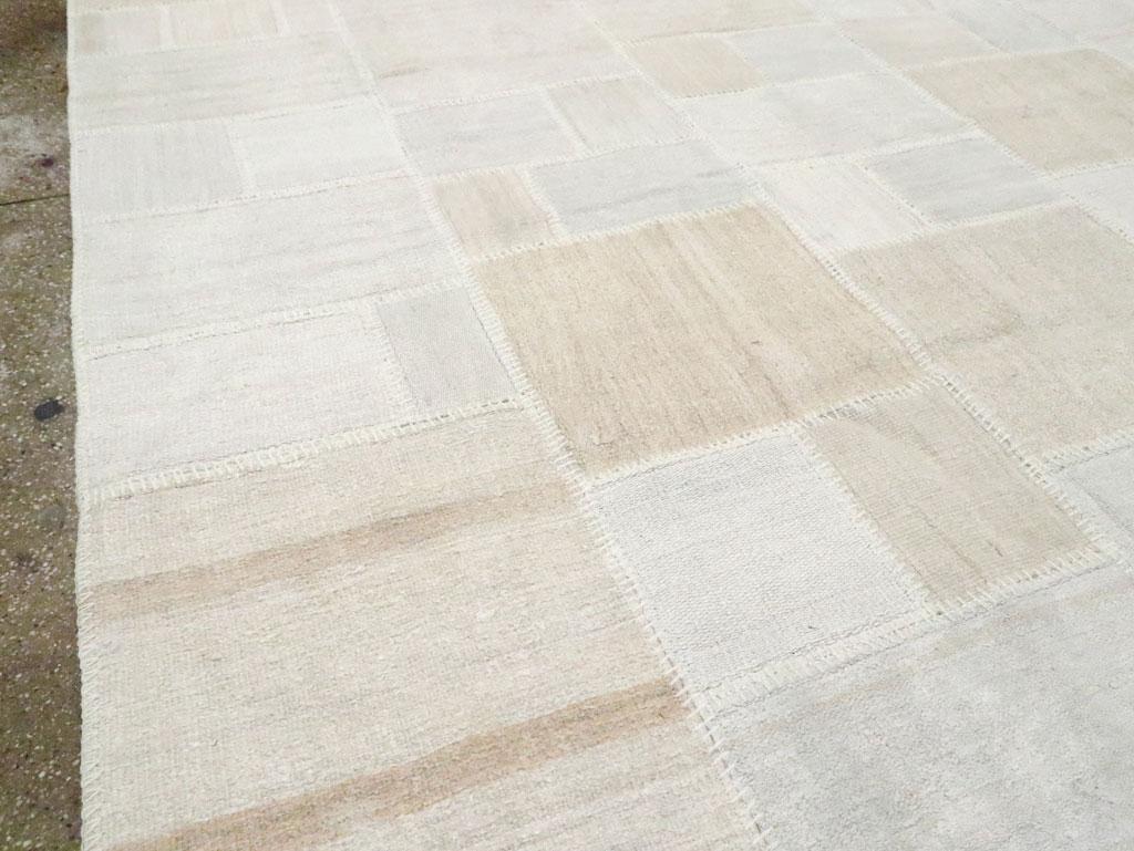 Zeitgenössischer handgefertigter türkischer Flachgewebe-Kelim-Teppich im Patchwork-Stil in Zimmergröße (Handgewebt) im Angebot