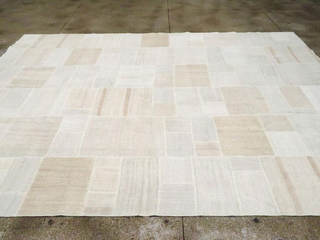 Zeitgenössischer handgefertigter türkischer Flachgewebe-Kelim-Teppich im Patchwork-Stil in Zimmergröße im Zustand „Neu“ im Angebot in New York, NY