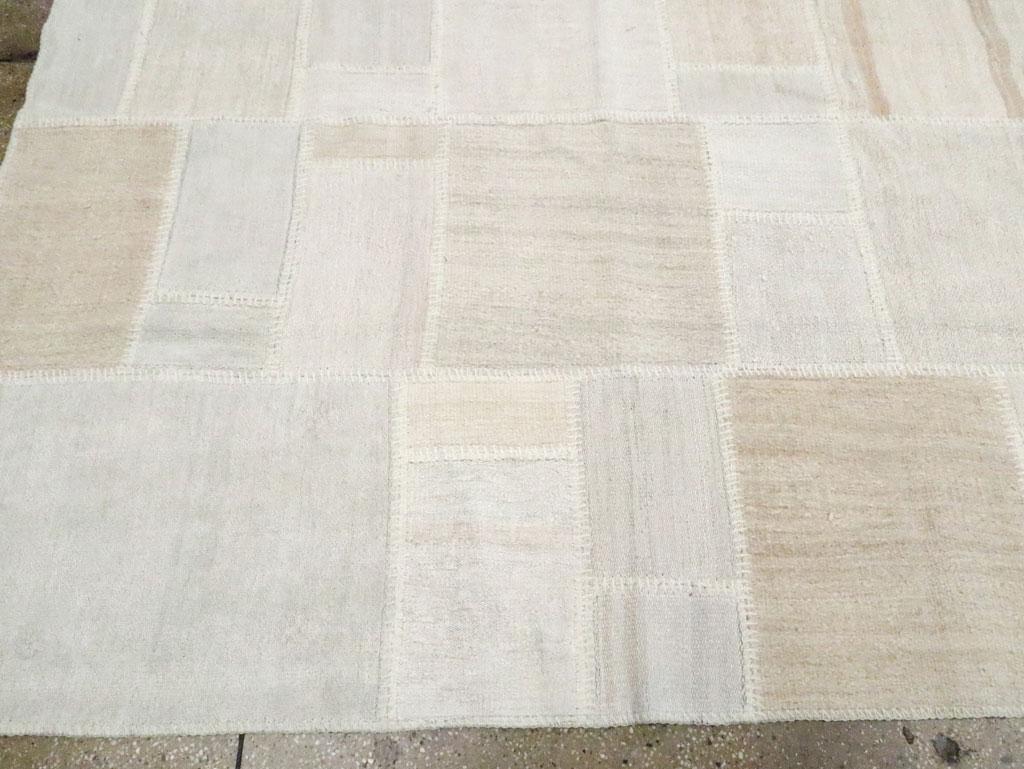 Zeitgenössischer handgefertigter türkischer Flachgewebe-Kelim-Teppich im Patchwork-Stil in Zimmergröße (21. Jahrhundert und zeitgenössisch) im Angebot