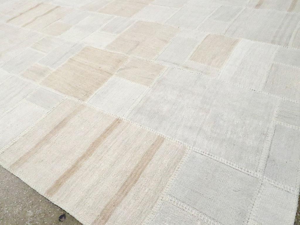 Zeitgenössischer handgefertigter türkischer Flachgewebe-Kelim-Teppich im Patchwork-Stil in Zimmergröße (Wolle) im Angebot