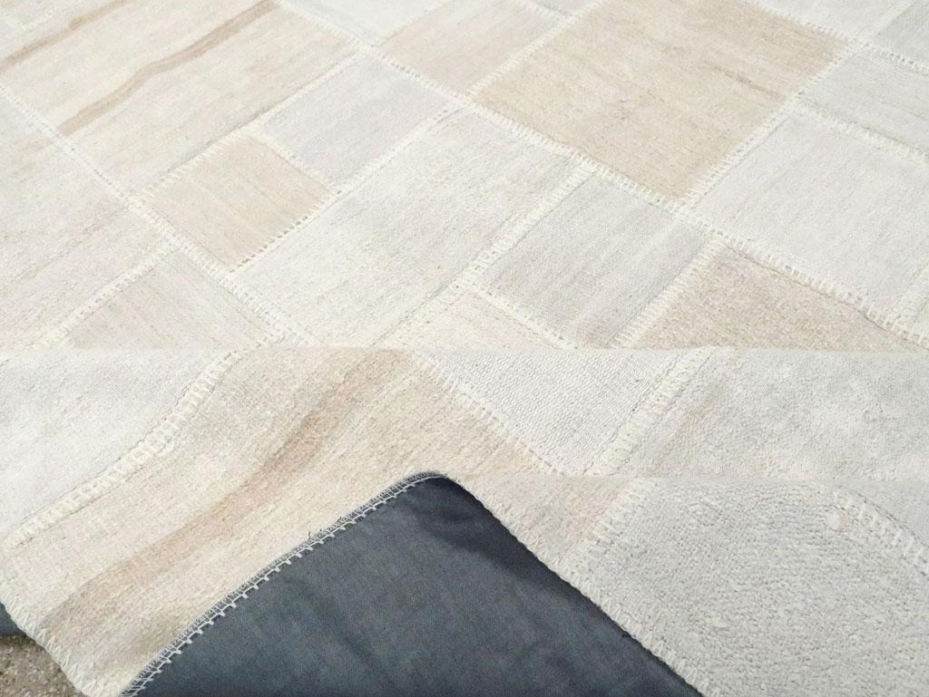 Zeitgenössischer handgefertigter türkischer Flachgewebe-Kelim-Teppich im Patchwork-Stil in Zimmergröße im Angebot 1