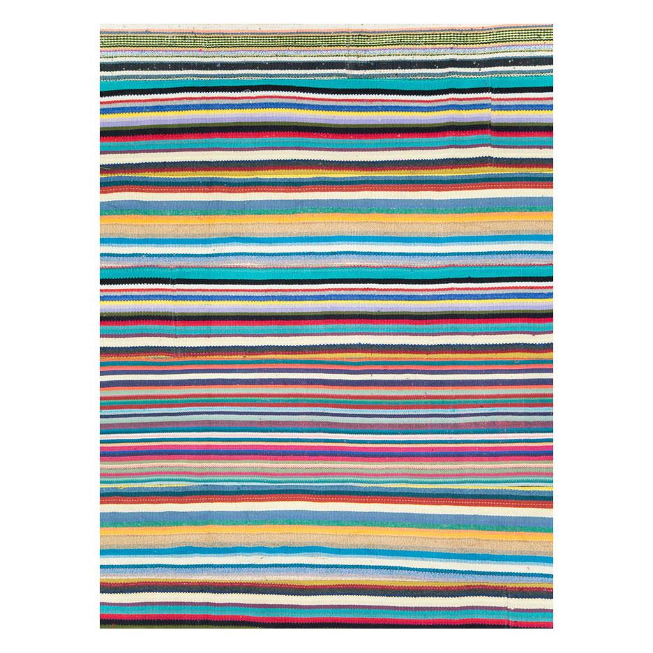 Ein moderner türkischer Kilim-Teppich in Zimmergröße, handgefertigt im 21. Jahrhundert, mit horizontalen Streifen in leuchtenden Farben wie Cyan, Blau, Tealgrün, Koralle, Rot, Gelb und mehr.

Maße: 10' 1