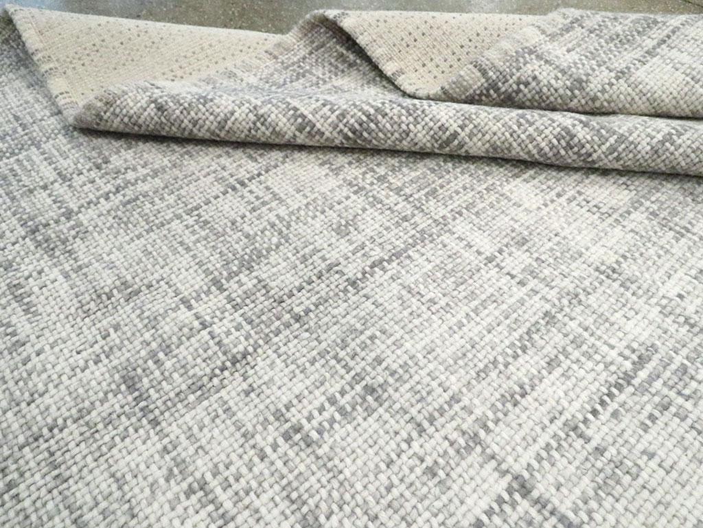 Zeitgenössischer handgefertigter türkischer Teppich in Zimmergröße in Weiß und Grau im Angebot 1
