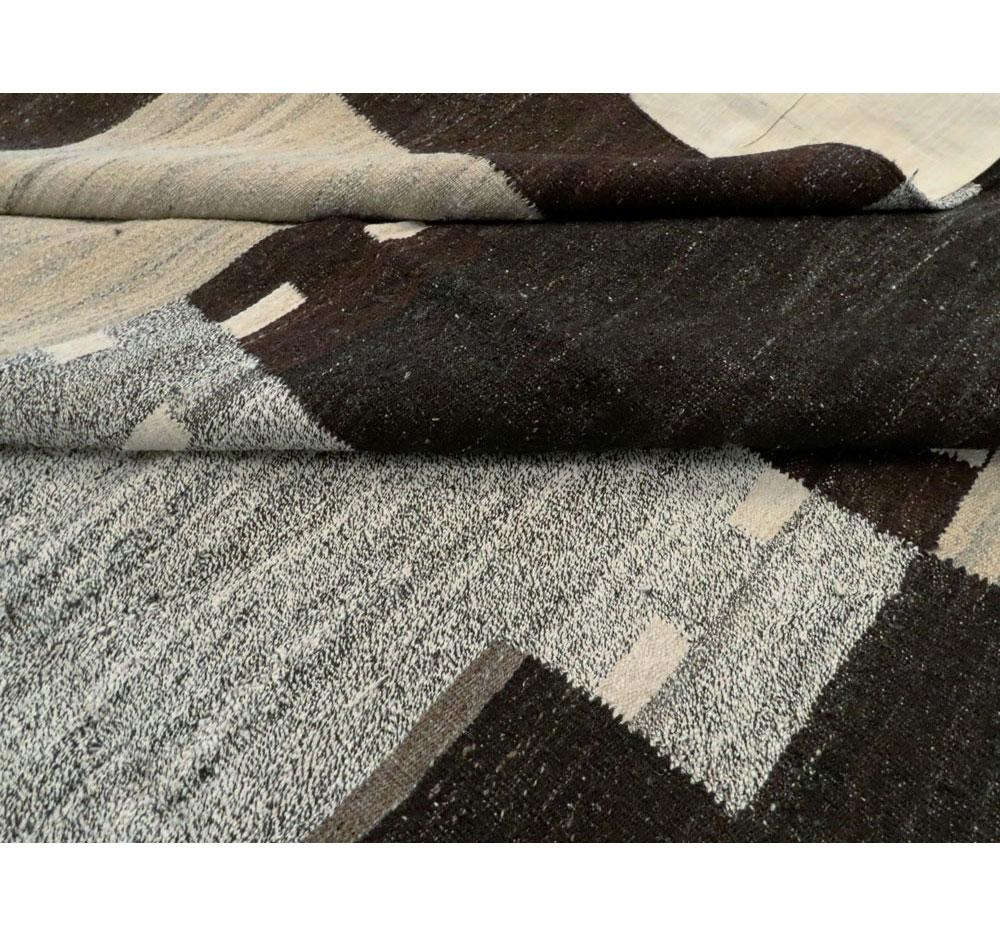 Zeitgenössischer handgefertigter türkischer Flachgewebe-Teppich in Creme:: Grau und Schwarz in Zimmergröße im Angebot 2