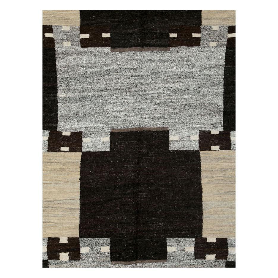 Ein moderner türkischer Kelim-Flachgewebe-Teppich in Zimmergröße, handgefertigt im 21. Jahrhundert mit einem geometrischen Muster in Creme, Grau und Schwarz.

Maße: 10' 7