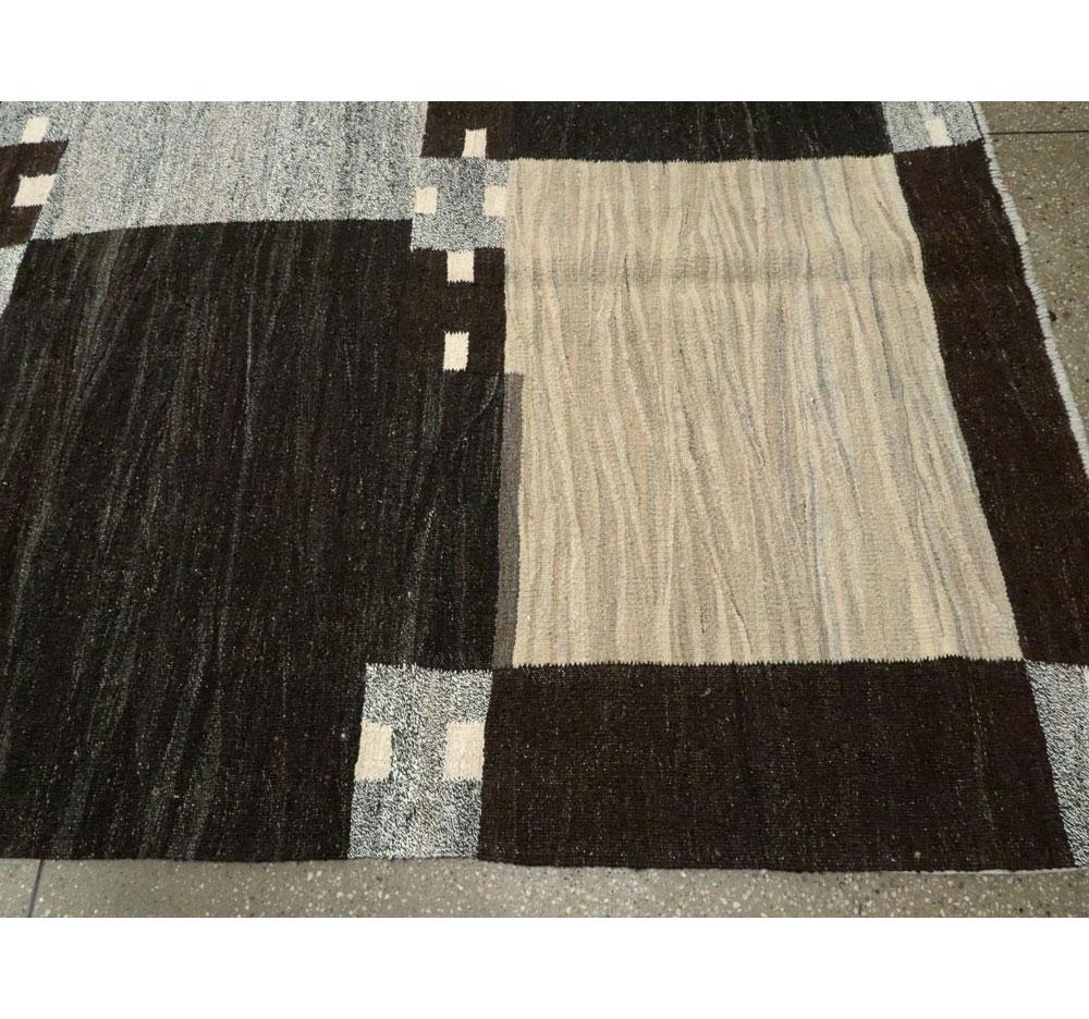 Zeitgenössischer handgefertigter türkischer Flachgewebe-Teppich in Creme:: Grau und Schwarz in Zimmergröße (Wolle) im Angebot