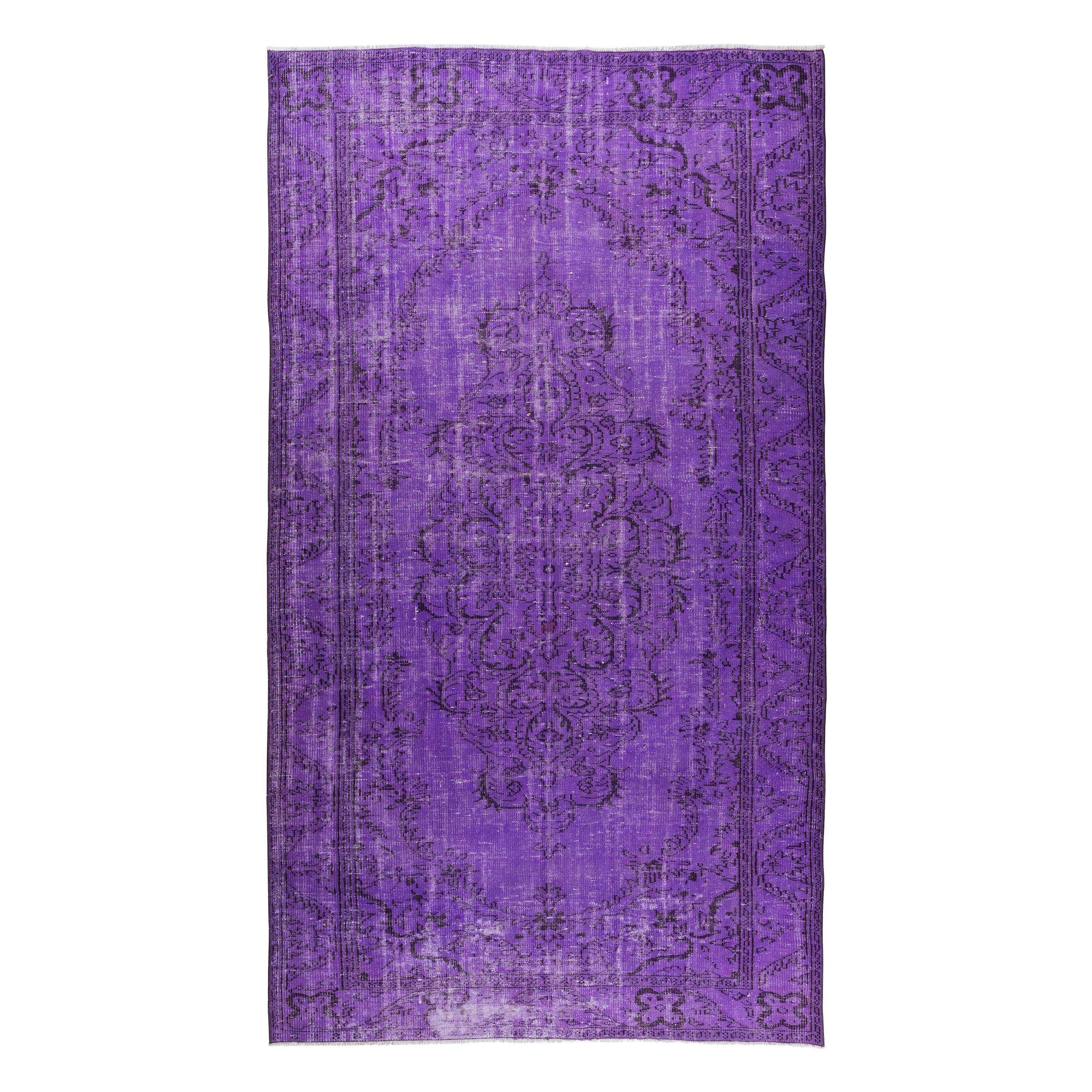 Zeitgenössischer handgefertigter türkischer Vintage-Teppich in lila Farbe, überzogen