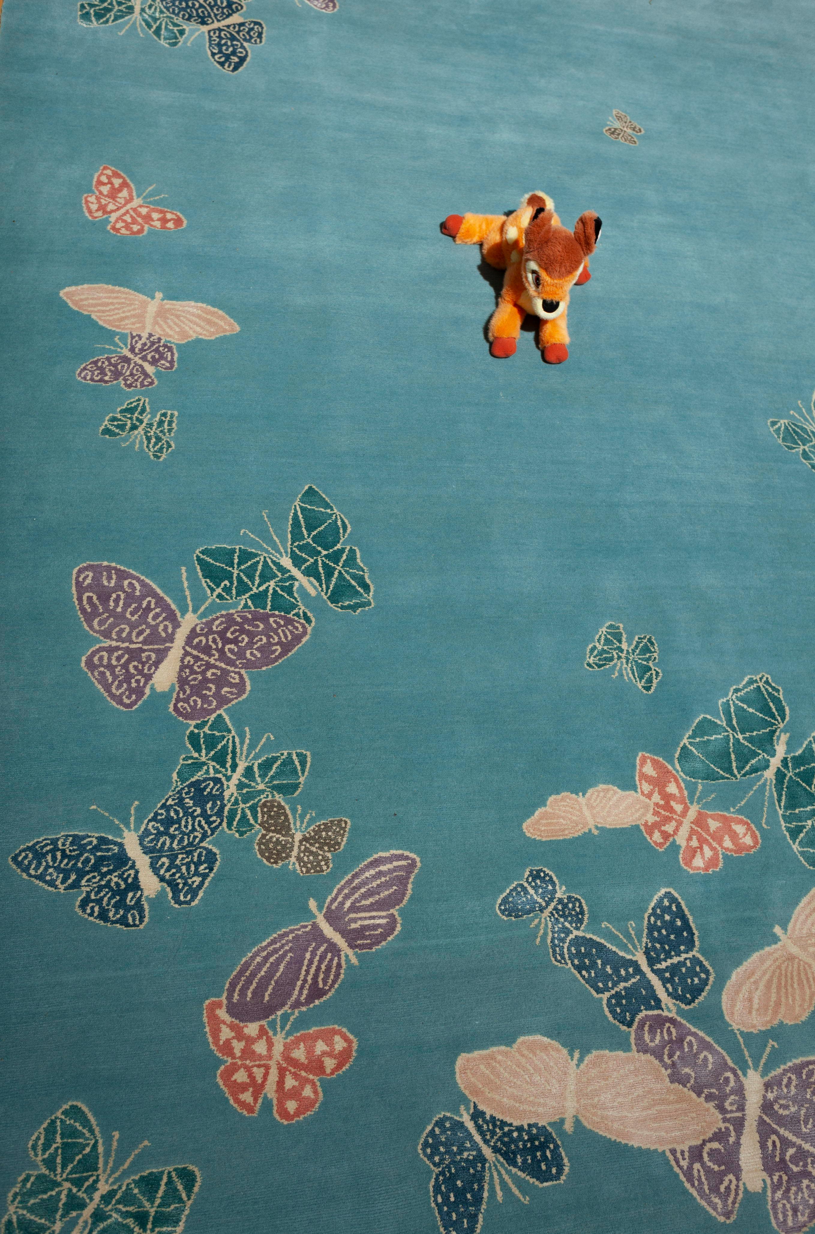 Contemporary Hand knotted Turquoise Wool Silk Rug, Schmetterlinge, benutzerdefinierte Optionen (Postmoderne) im Angebot