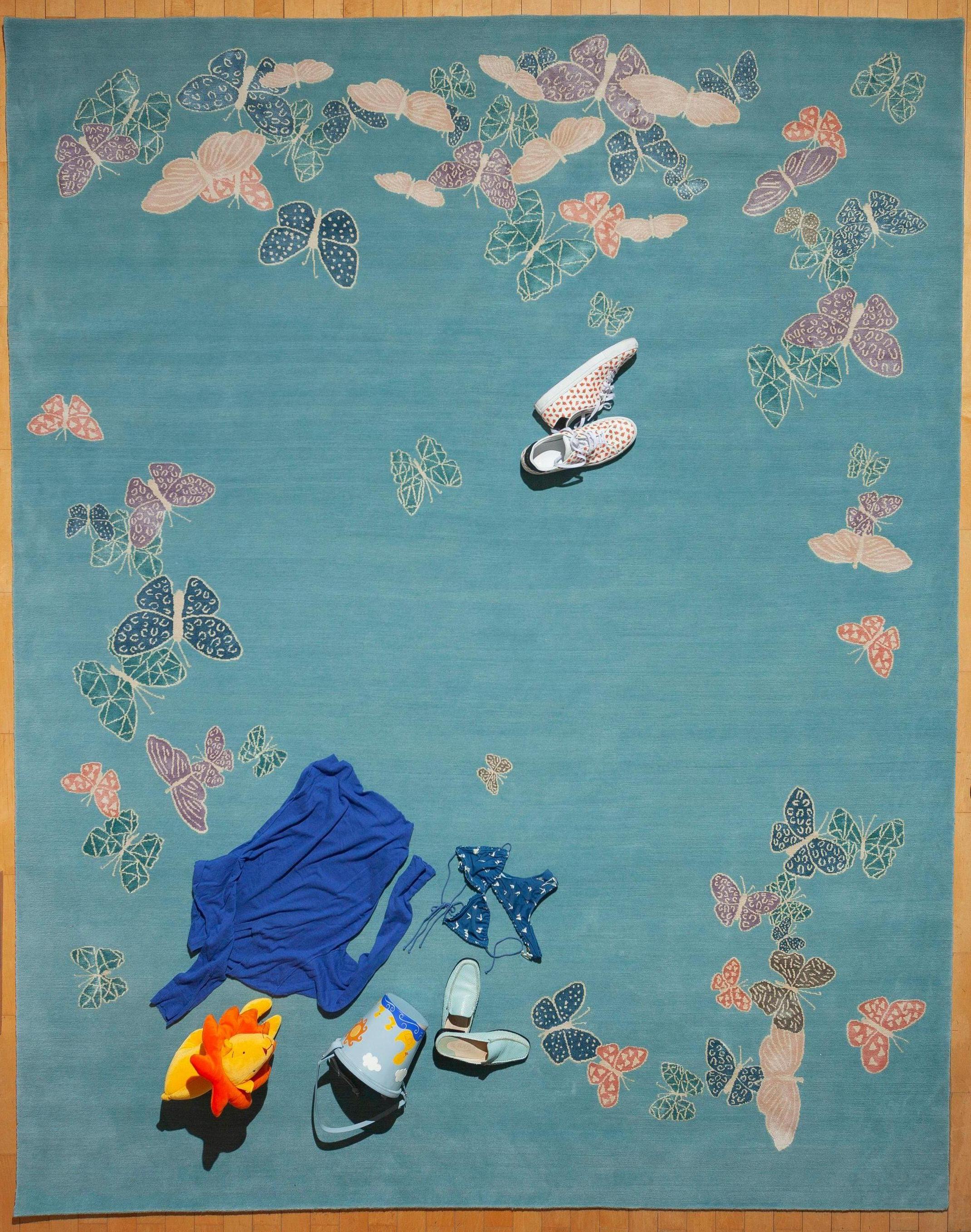 Tapis contemporain noué à la main en laine et soie turquoise, papillons, options personnalisées Neuf - En vente à Brooklyn, NY