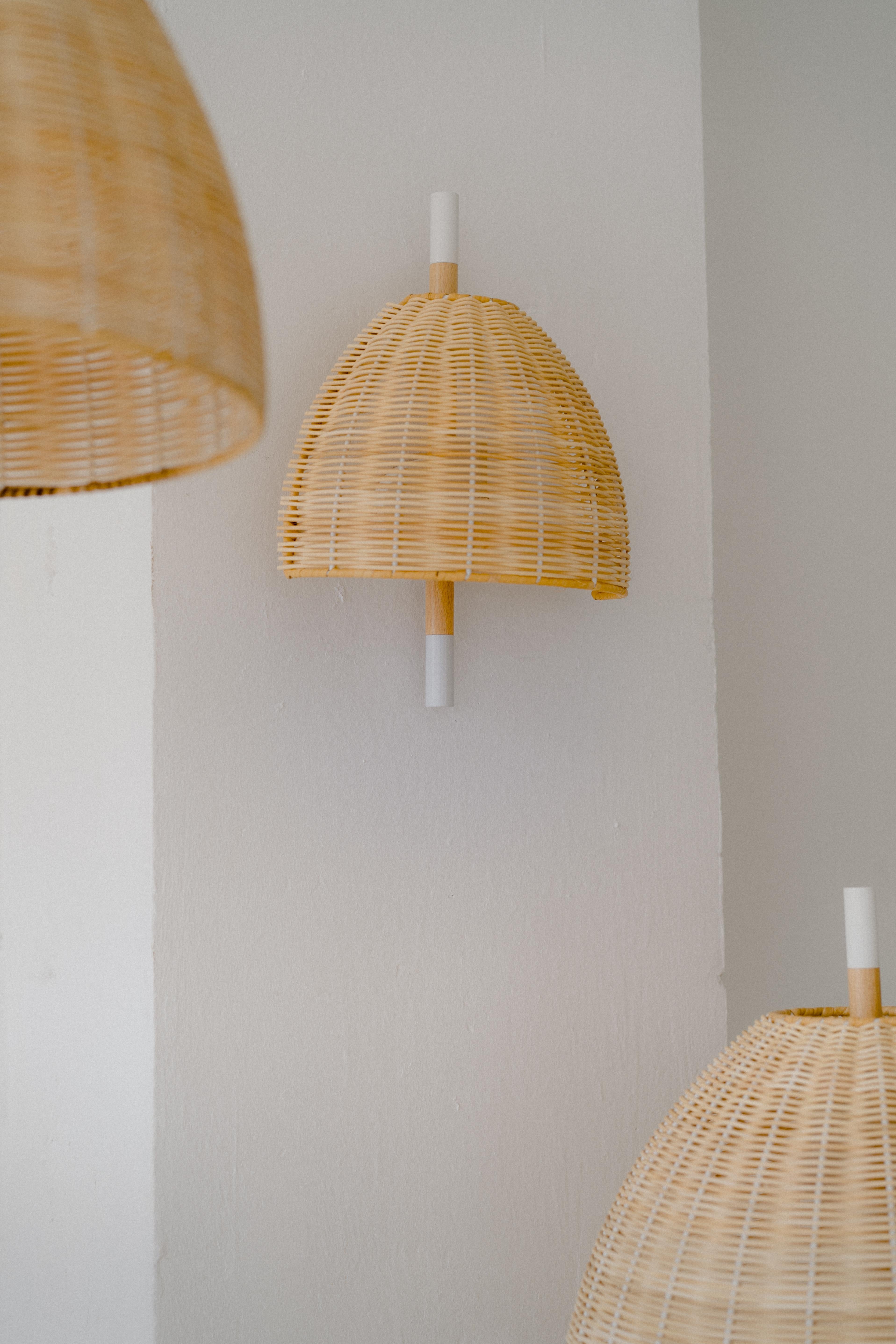 AMÀ LAMP
Amà, comes from the Catalan ''a mà'', which means ''handmade'', and it is how this contemporary lamp is made. With hand-turned beech wood, white metal details, and hand-woven lampshade in natural rattan.
Mediterranean, simple,