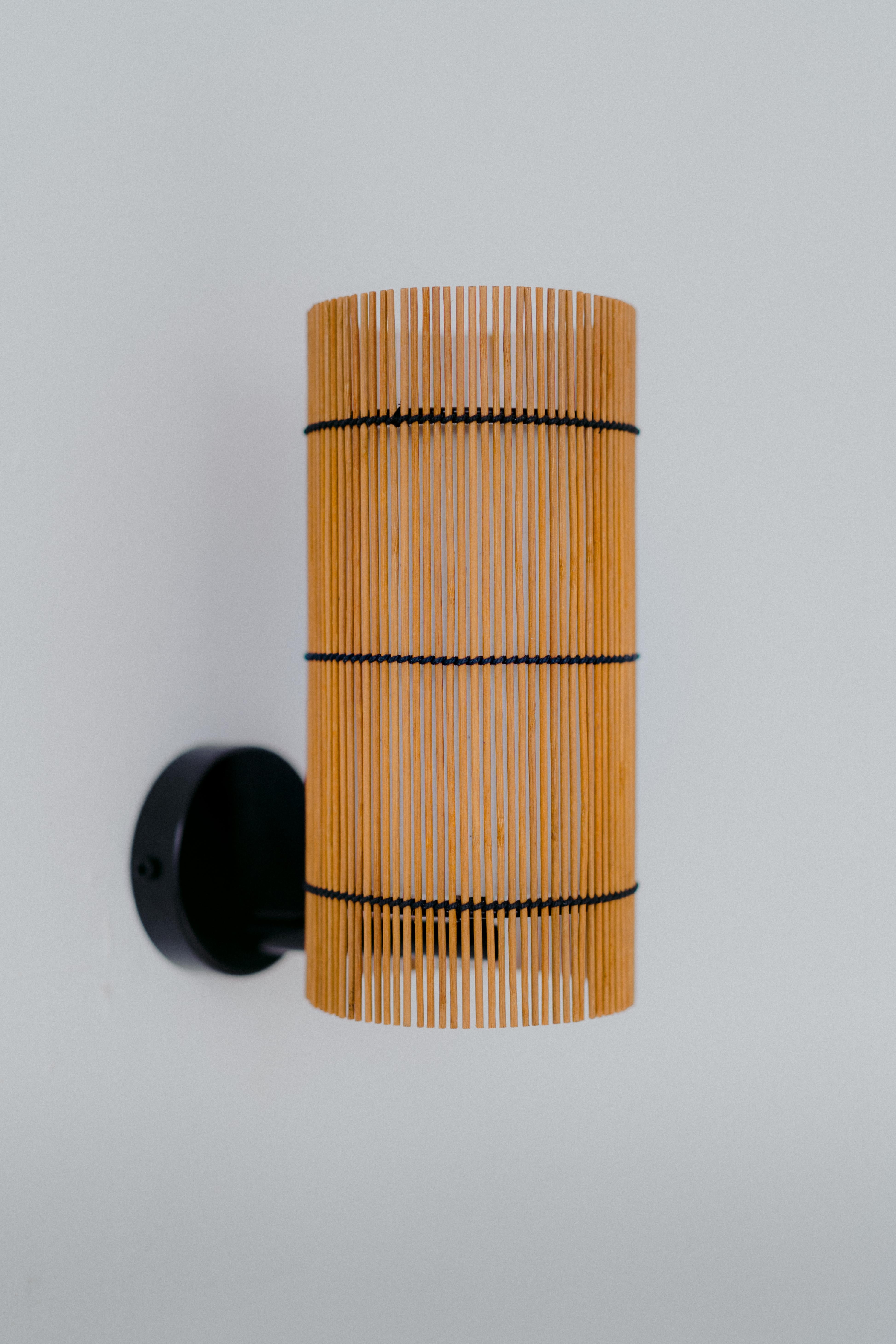 Contemporary, Handgefertigte Wandlampe Sconce, Bambus Kirsche, von Mediterranean Objects (21. Jahrhundert und zeitgenössisch) im Angebot