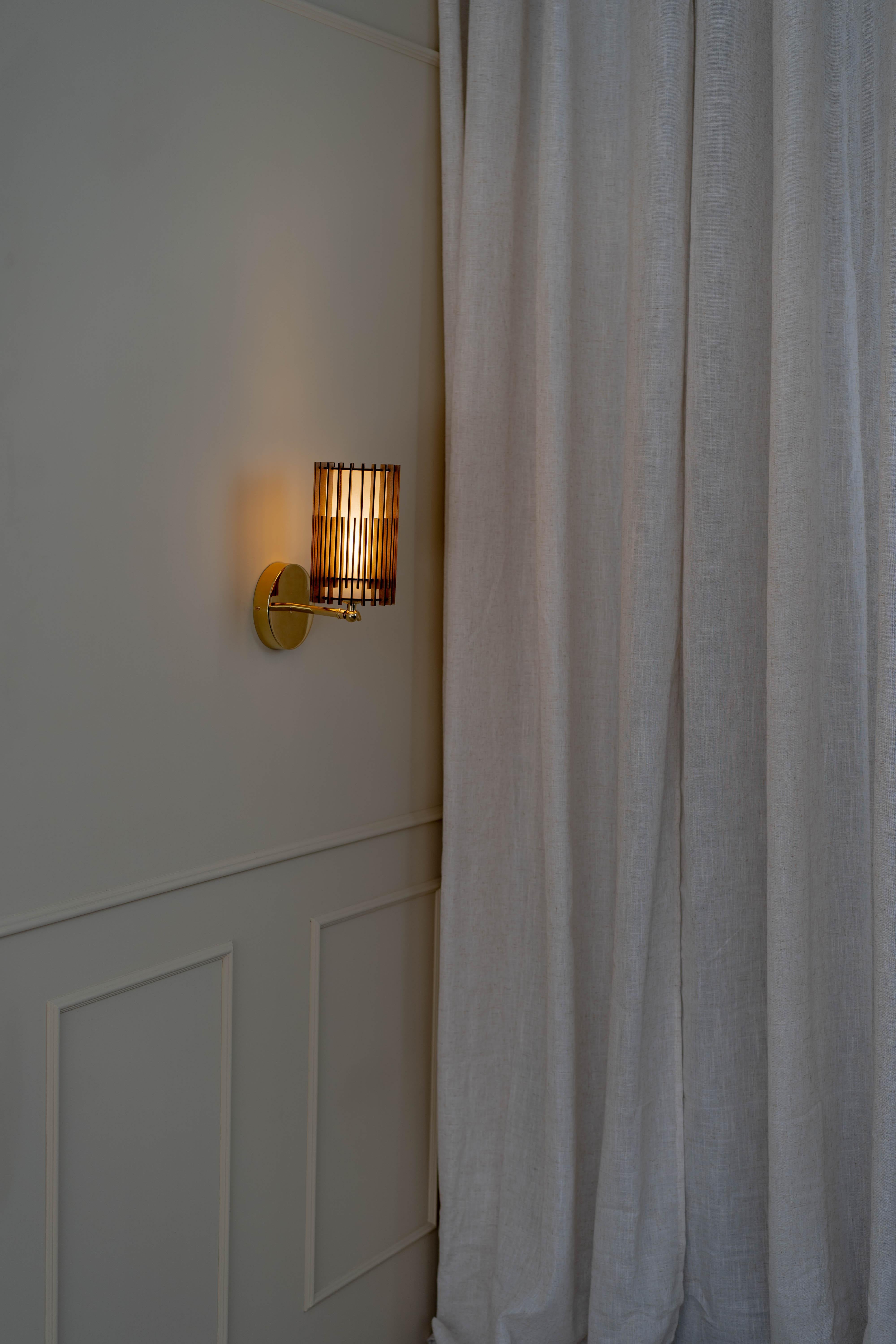 Les lampes SUAU sont conçues et fabriquées par Mediterranean Objects à Barcelone, en Espagne. 

Elles sont dotées d'un abat-jour extérieur composé de lattes de bois MDF, découpées au laser et assemblées une à une, créant ainsi deux textures