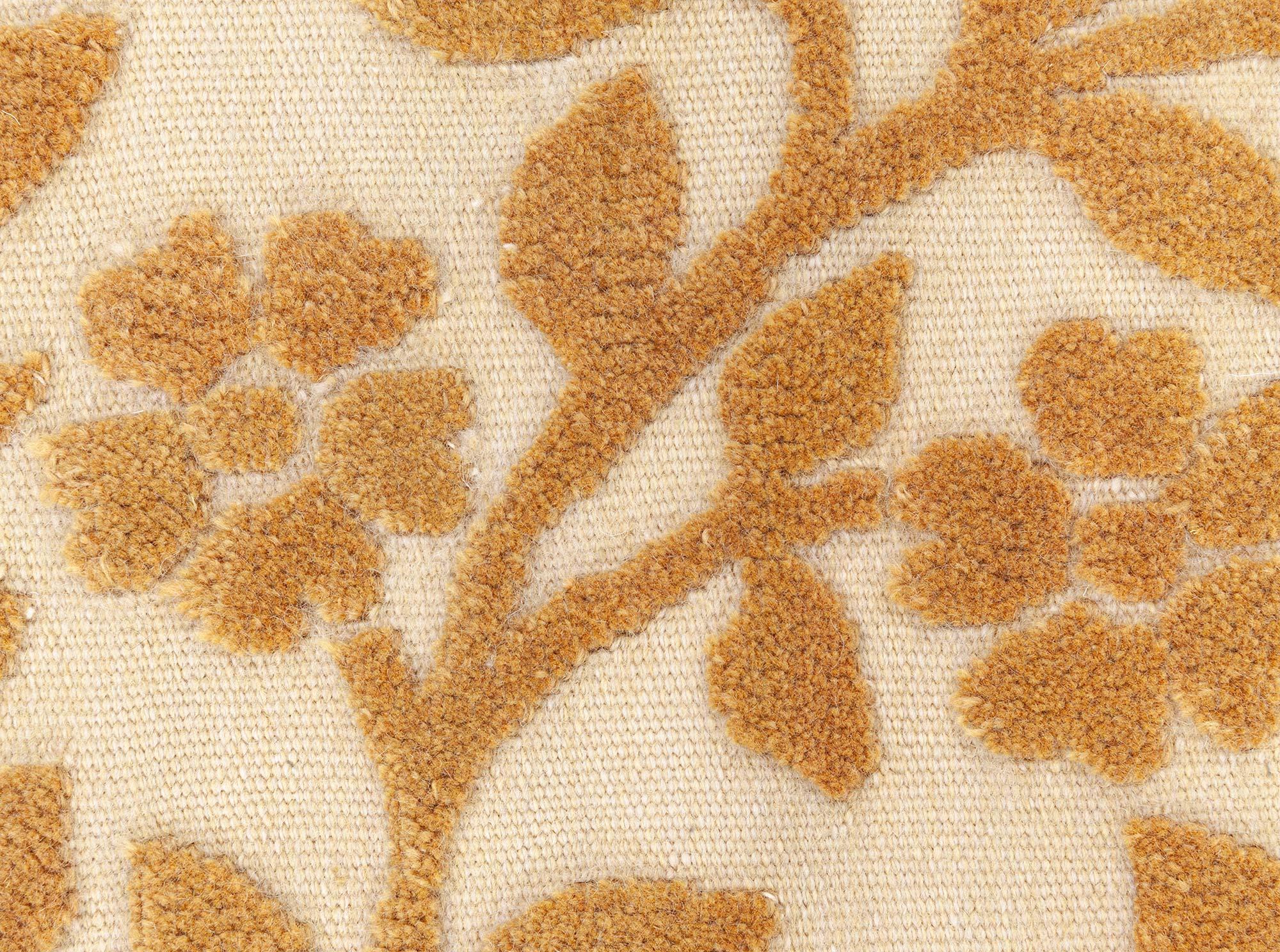 Noué à la main Tapis contemporain en laine fait à la main marron et orange par Doris Leslie Blau en vente