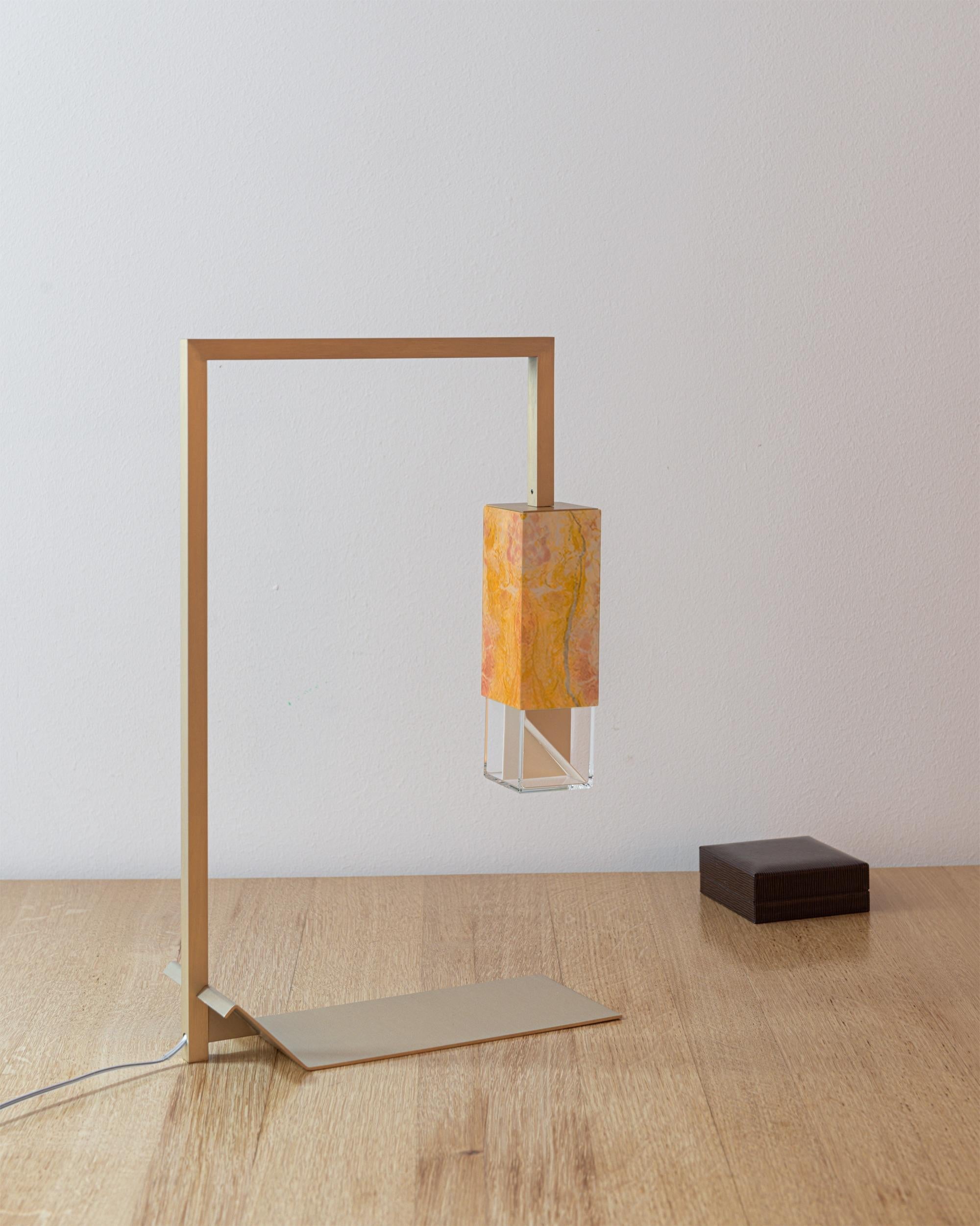 Laiton Lampe de table contemporaine faite à la main en marbre jaune et laiton par Formaminima en vente
