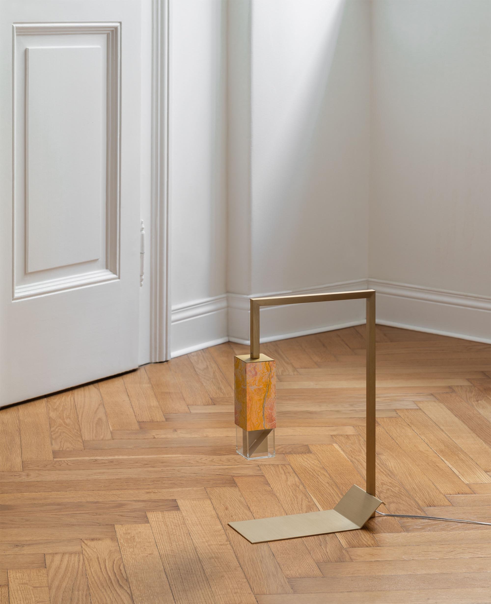 Lampe de table contemporaine faite à la main en marbre jaune et laiton par Formaminima en vente 1