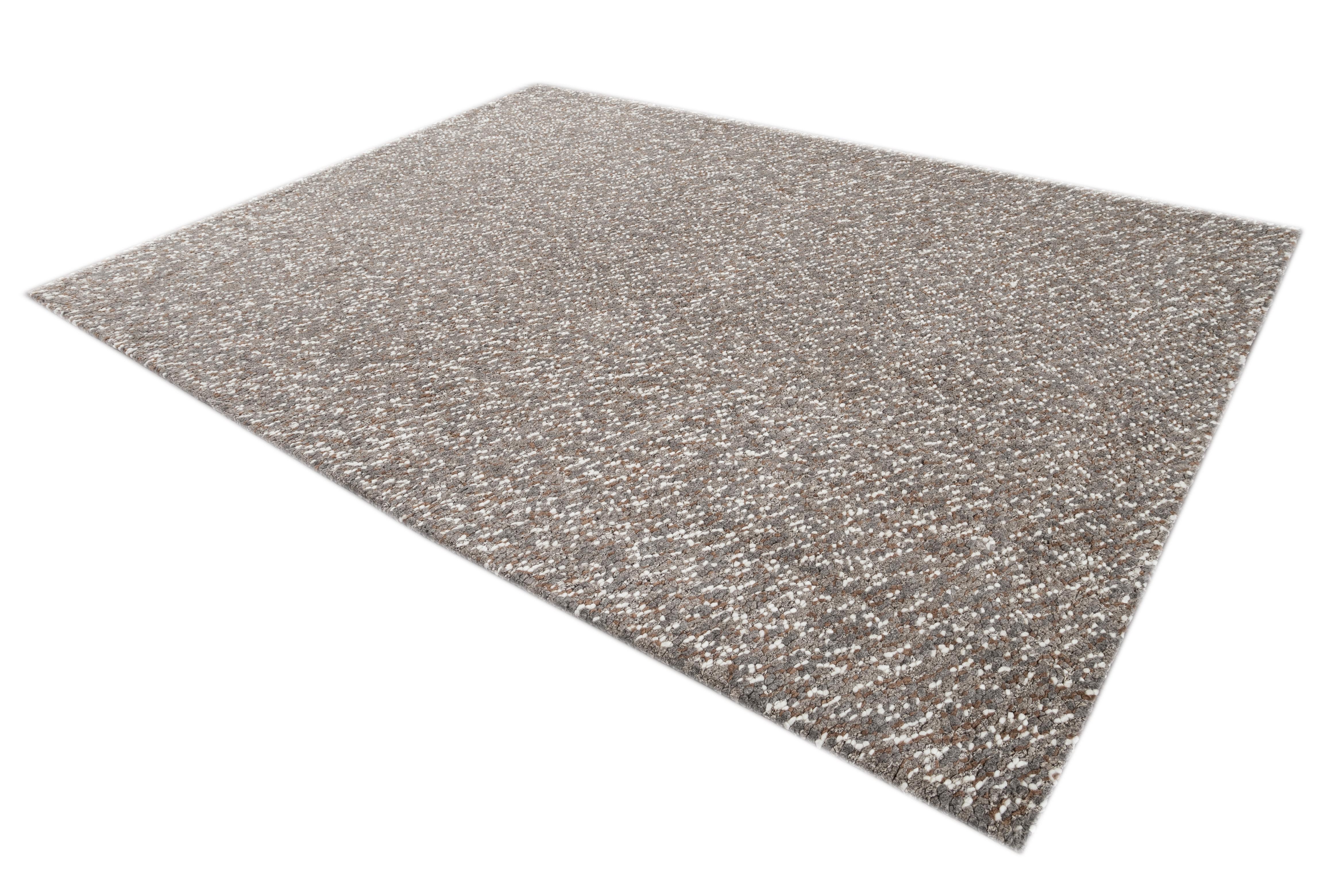 Hand-Woven Contemporary Handwoven Grey Textured Wool Rug For Sale