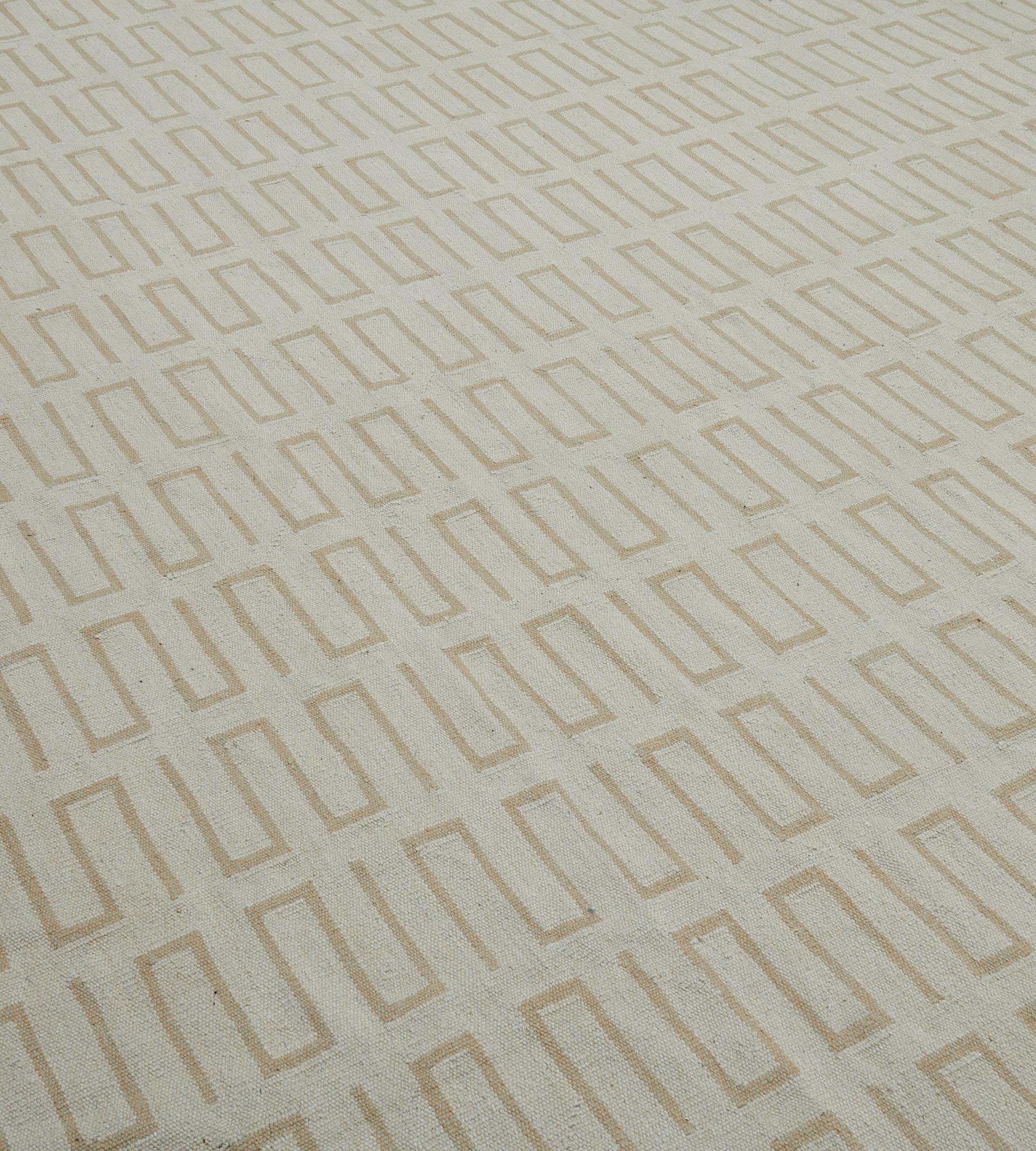 Faisant partie de la collection Mansour Modern, ce tapis Kilim est tissé à la main par des maîtres tisserands qui utilisent des techniques et des matériaux de la plus haute qualité. 