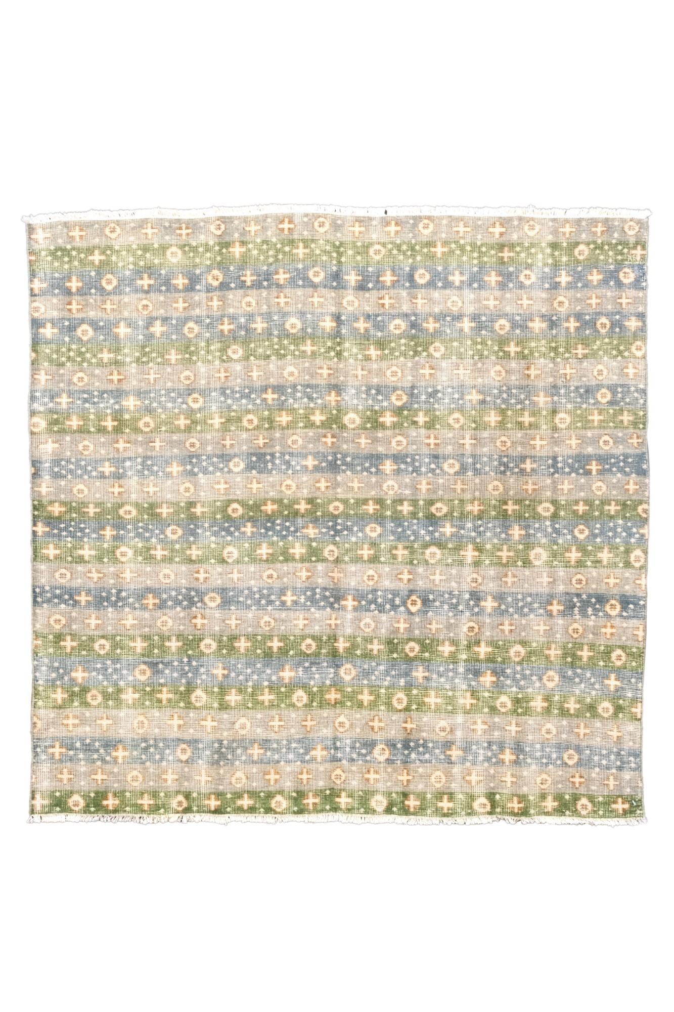 Questo tappeto quadrato contemporaneo presenta un moderno motivo a righe nei toni tenui del blu,
verde e crema, con motivi geometrici. Tessuto a mano con lana pregiata, questo
Questo pezzo versatile è ideale per mettere a terra i piccoli spazi, per