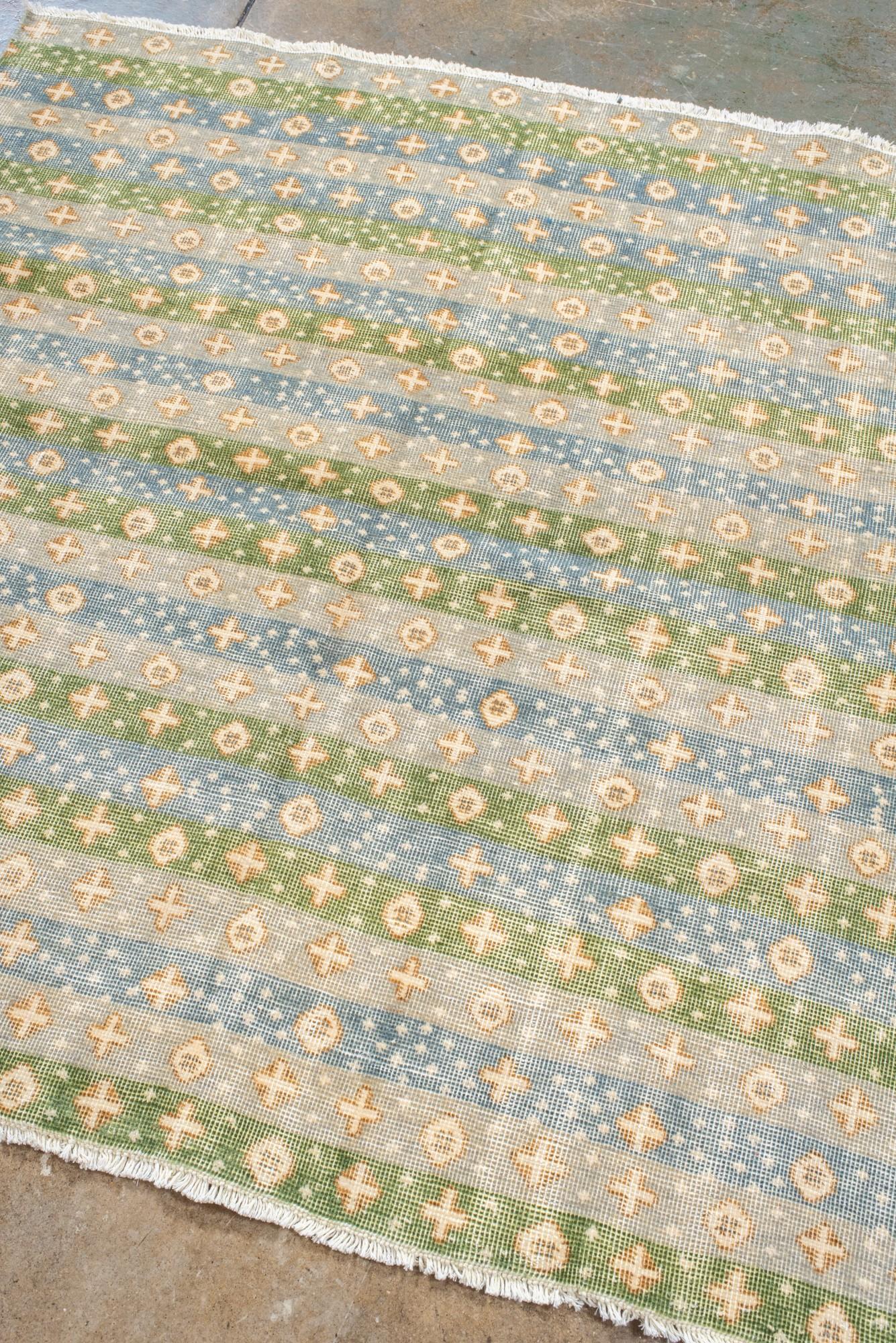 Pakistano Tappeto contemporaneo tessuto a mano con un morbido motivo a strisce in vendita