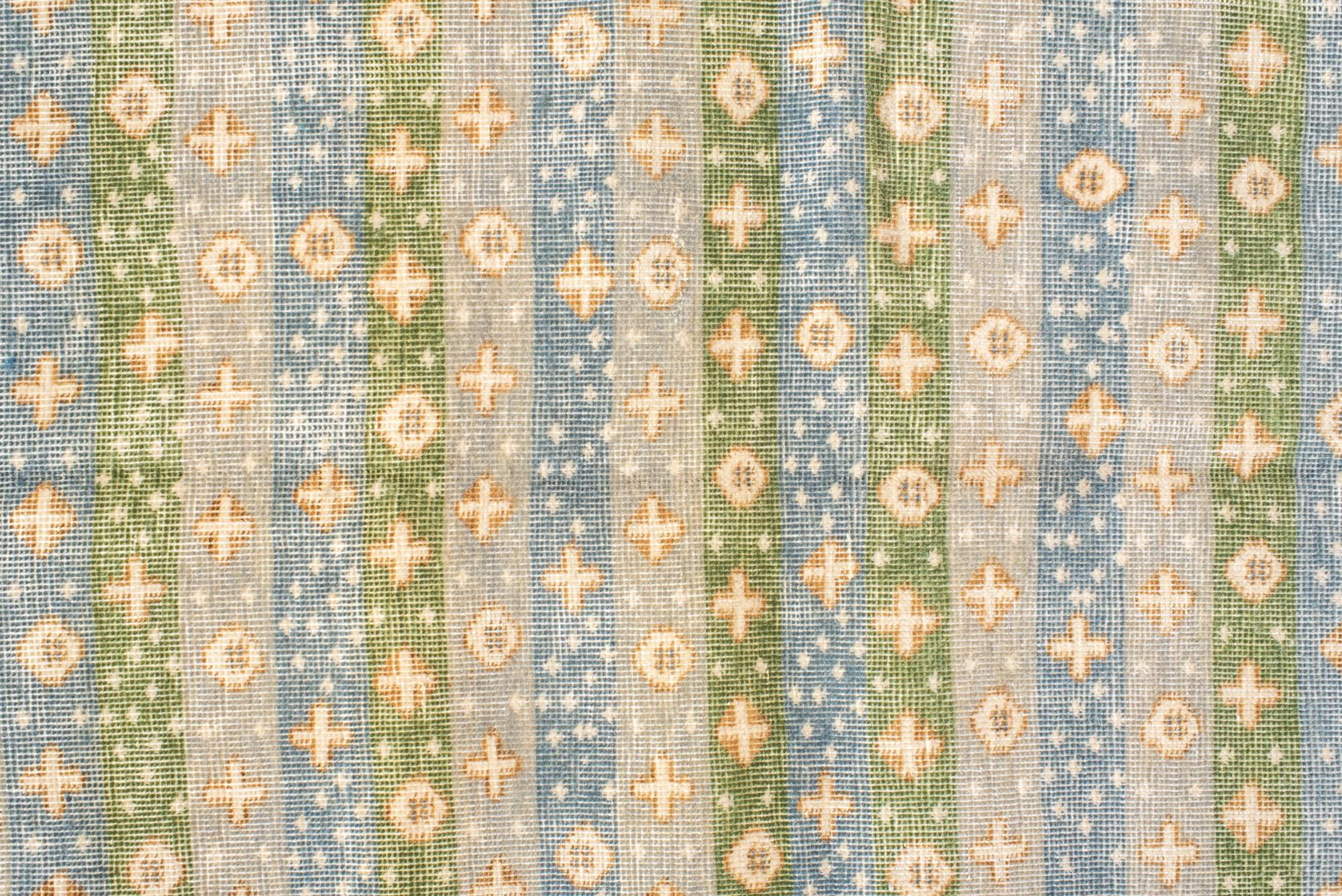 Annodato a mano Tappeto contemporaneo tessuto a mano con un morbido motivo a strisce in vendita