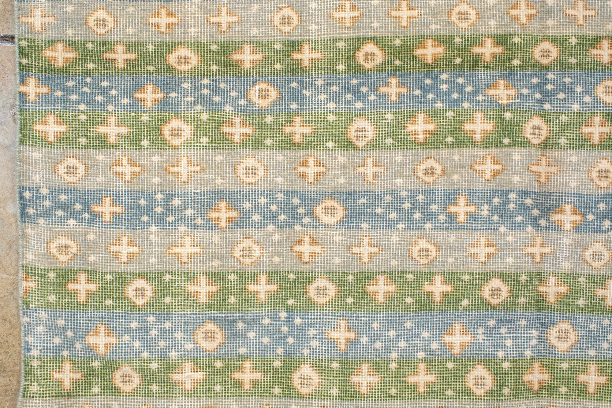 Tappeto contemporaneo tessuto a mano con un morbido motivo a strisce In condizioni Nuovo in vendita a New York, NY