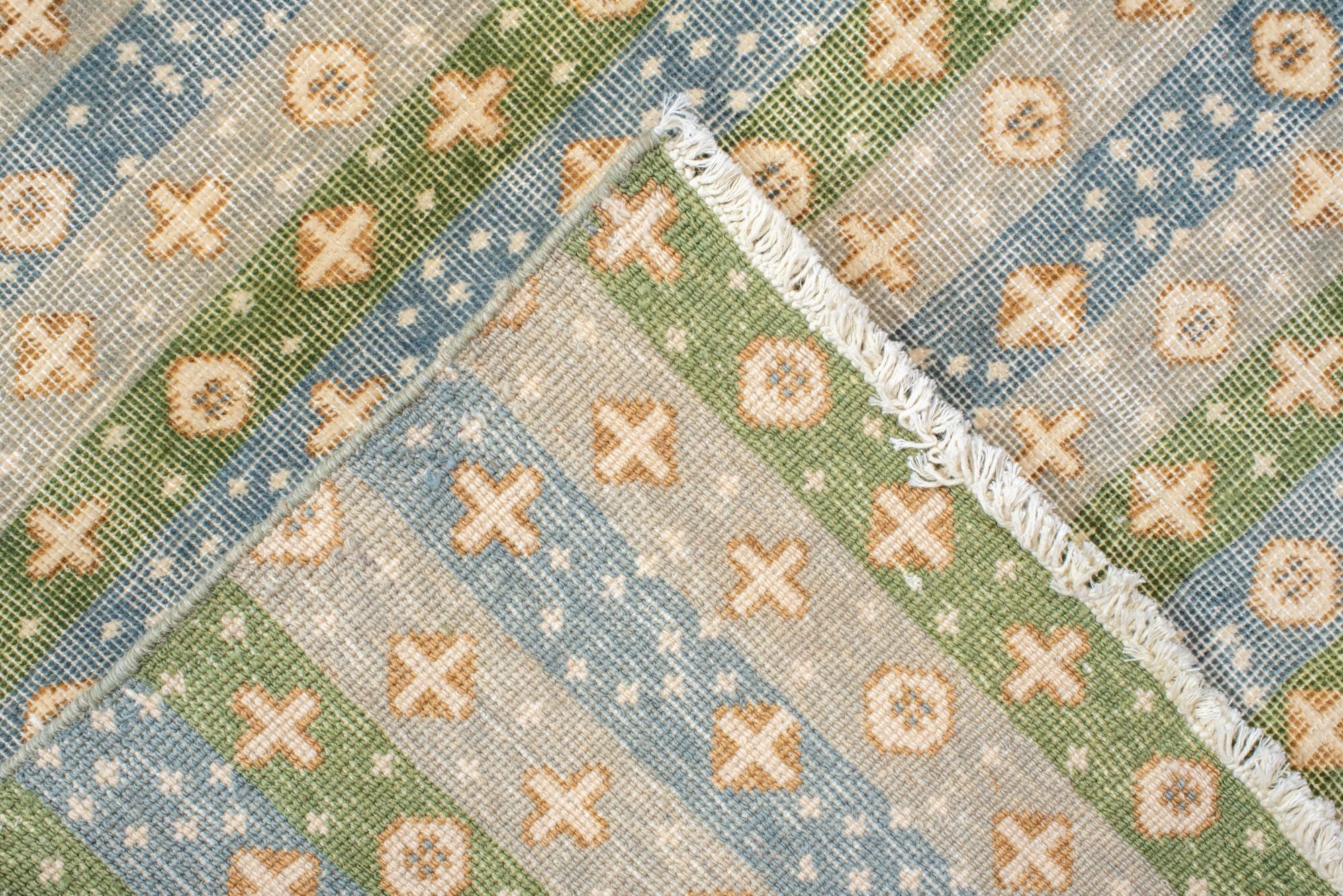 XXI secolo e contemporaneo Tappeto contemporaneo tessuto a mano con un morbido motivo a strisce in vendita