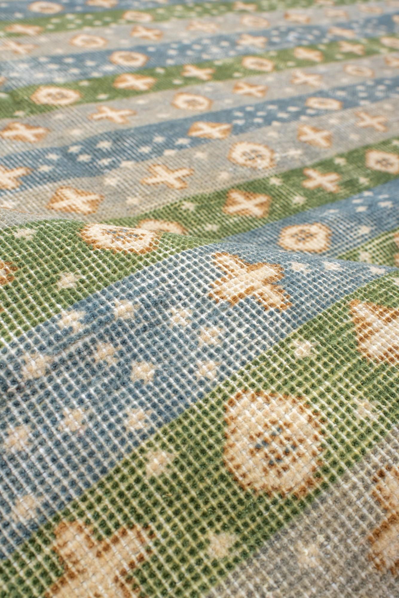 Lana Tappeto contemporaneo tessuto a mano con un morbido motivo a strisce in vendita