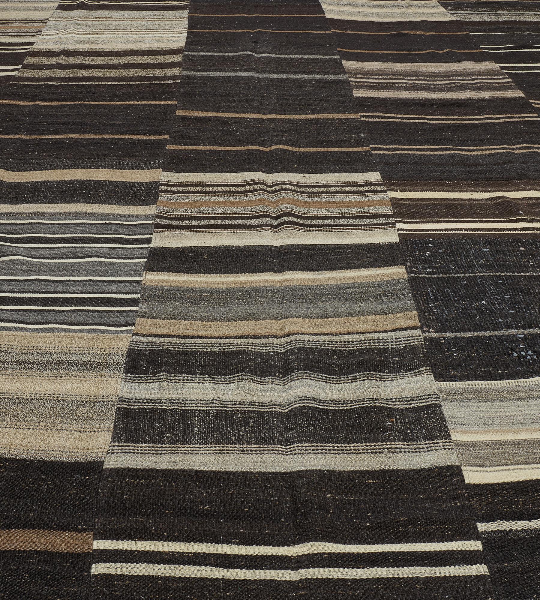 Hand-Woven Contemporary Handwoven Wool Flatweave Rug For Sale
