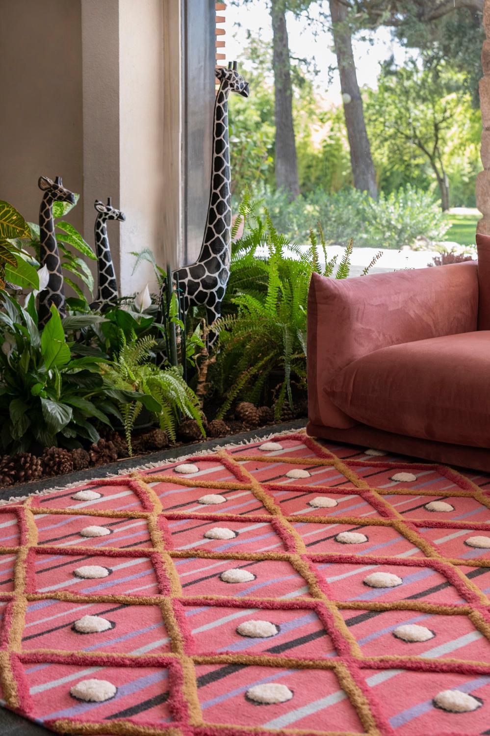 Moderner handgewebter Kelim-Teppich aus Wolle mit hohem Flor im Berberstil mit Diamanten in Rosa im Angebot 2