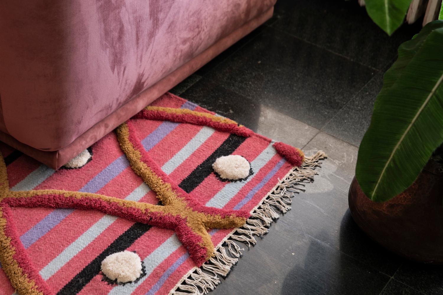 Moderner handgewebter Kelim-Teppich aus Wolle mit hohem Flor im Berberstil mit Diamanten in Rosa im Angebot 3