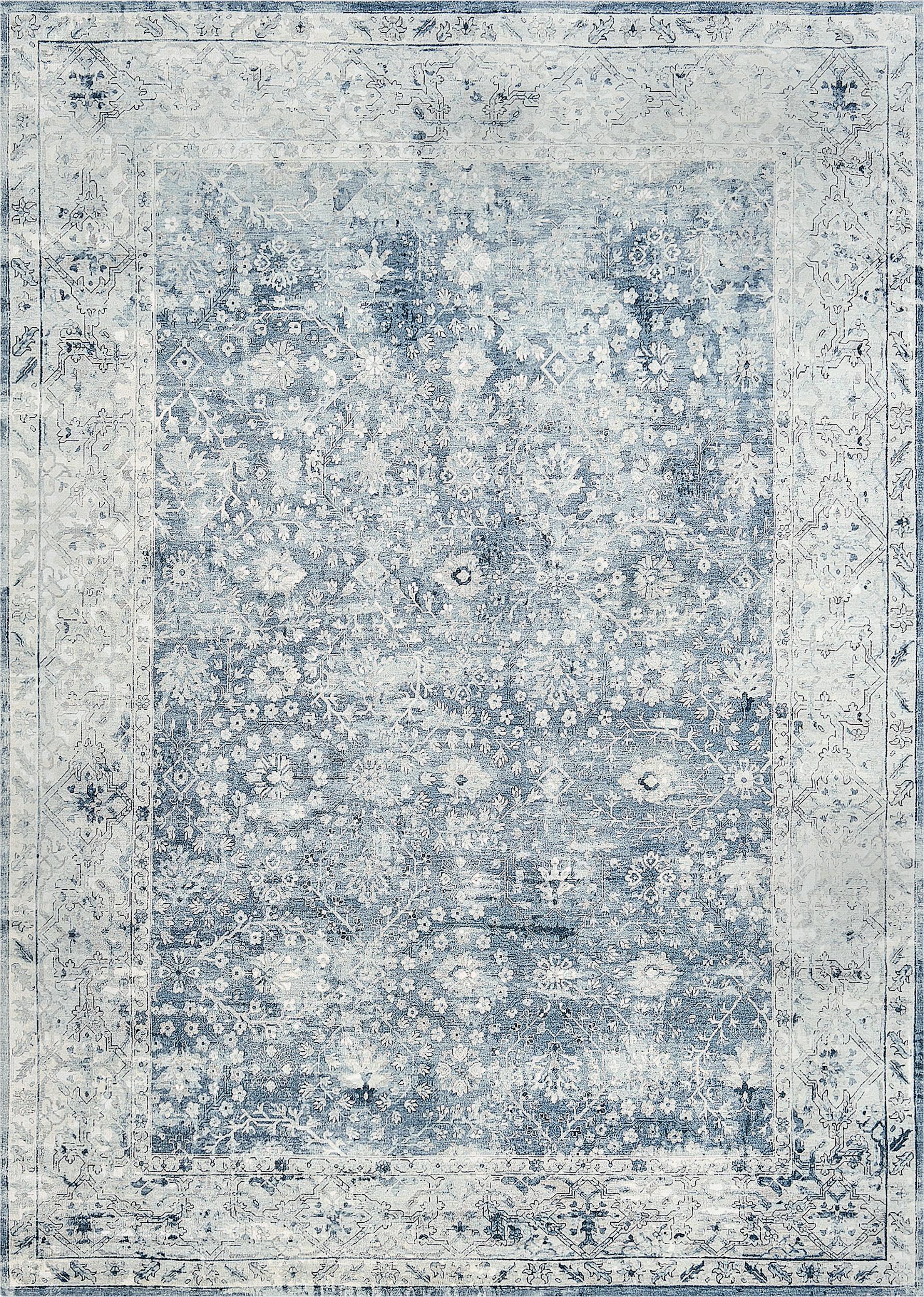 Diese handgewebte Reproduktion des Tabriz-Teppichs hat ein schattiertes Denim-Feld mit traditionellen, gewaschenen Palmetten, die skurrile Blumenkränze ausstrahlen, in einer komplementären grauen, tonalen, sich überlappenden Rautenrankenbordüre,