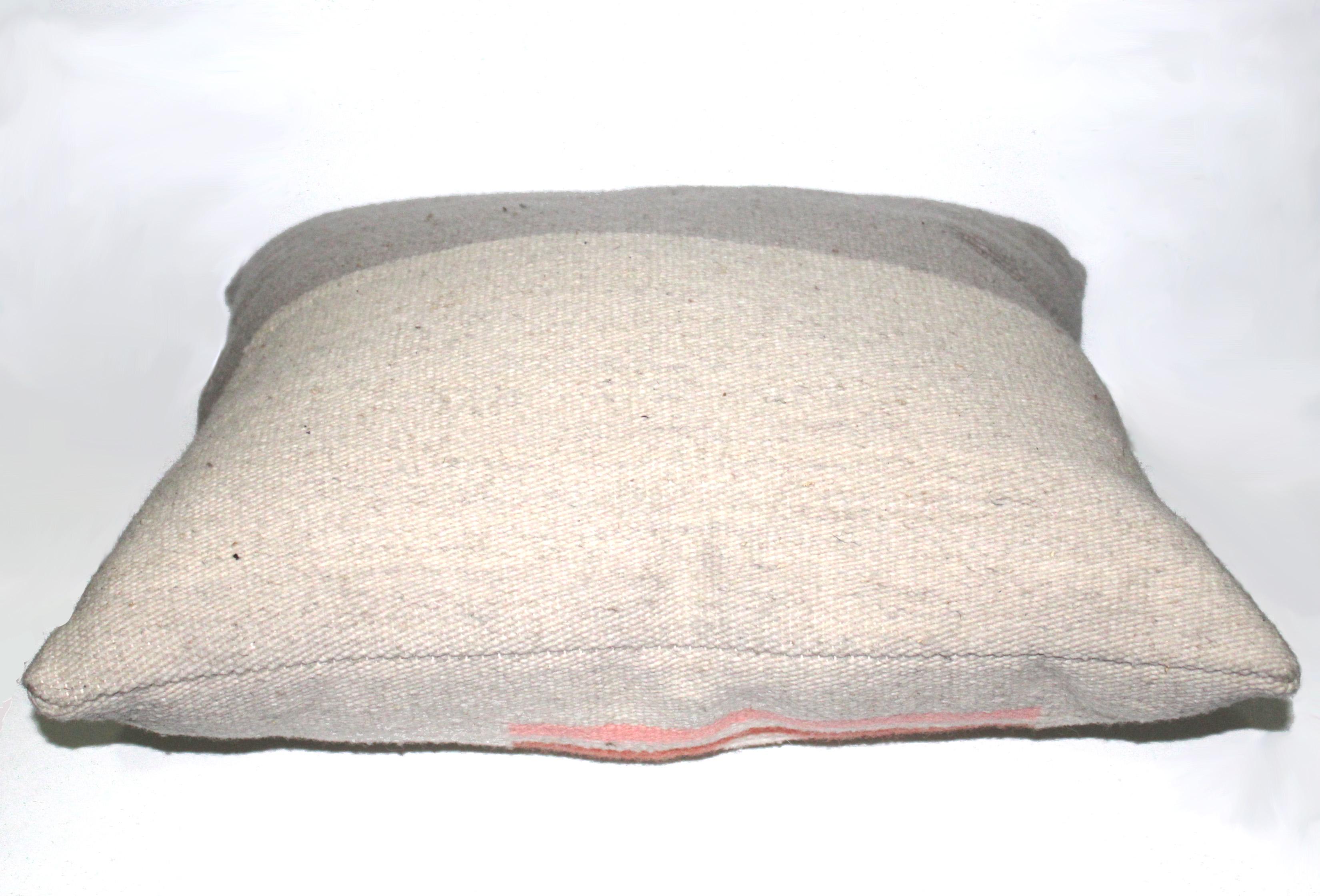 Contemporary Handwoven Wool Throw Pillow, Natural Dye, Pink and Grey (Moderne)
