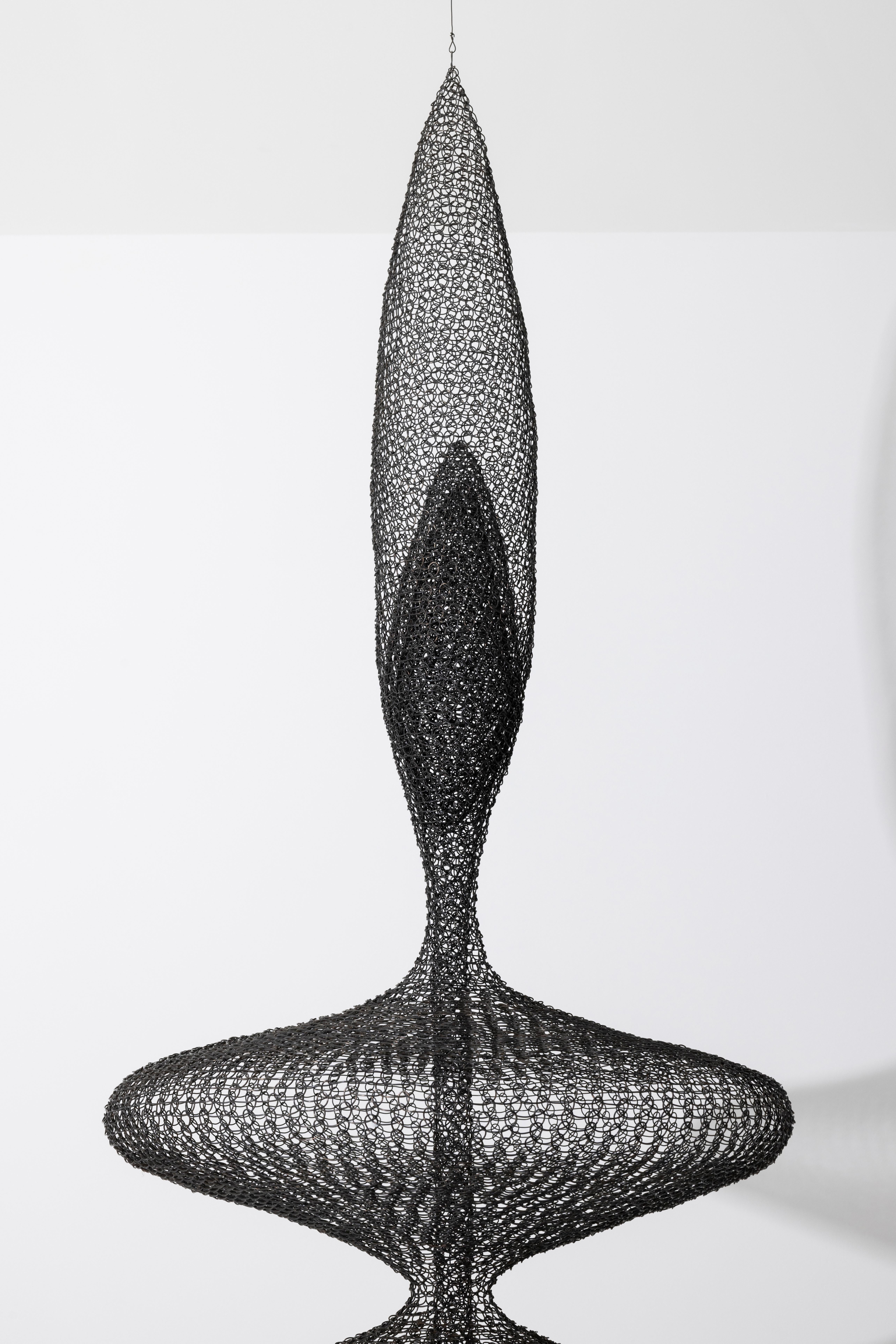 Organique Sculpture contemporaine suspendue en fil de fer tissé à la main, France en vente