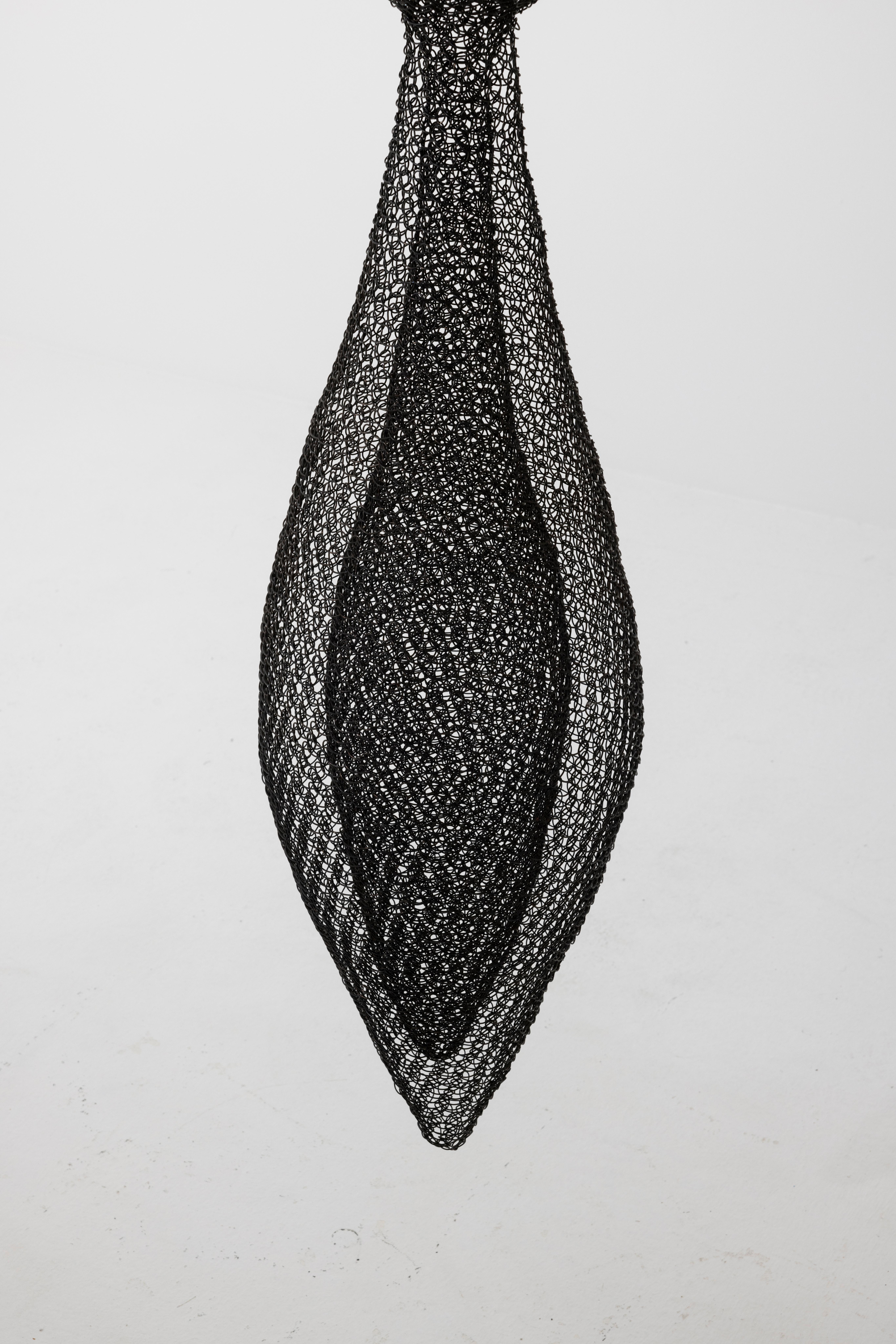 Tissé à la main Sculpture contemporaine suspendue en fil de fer tissé à la main, France en vente