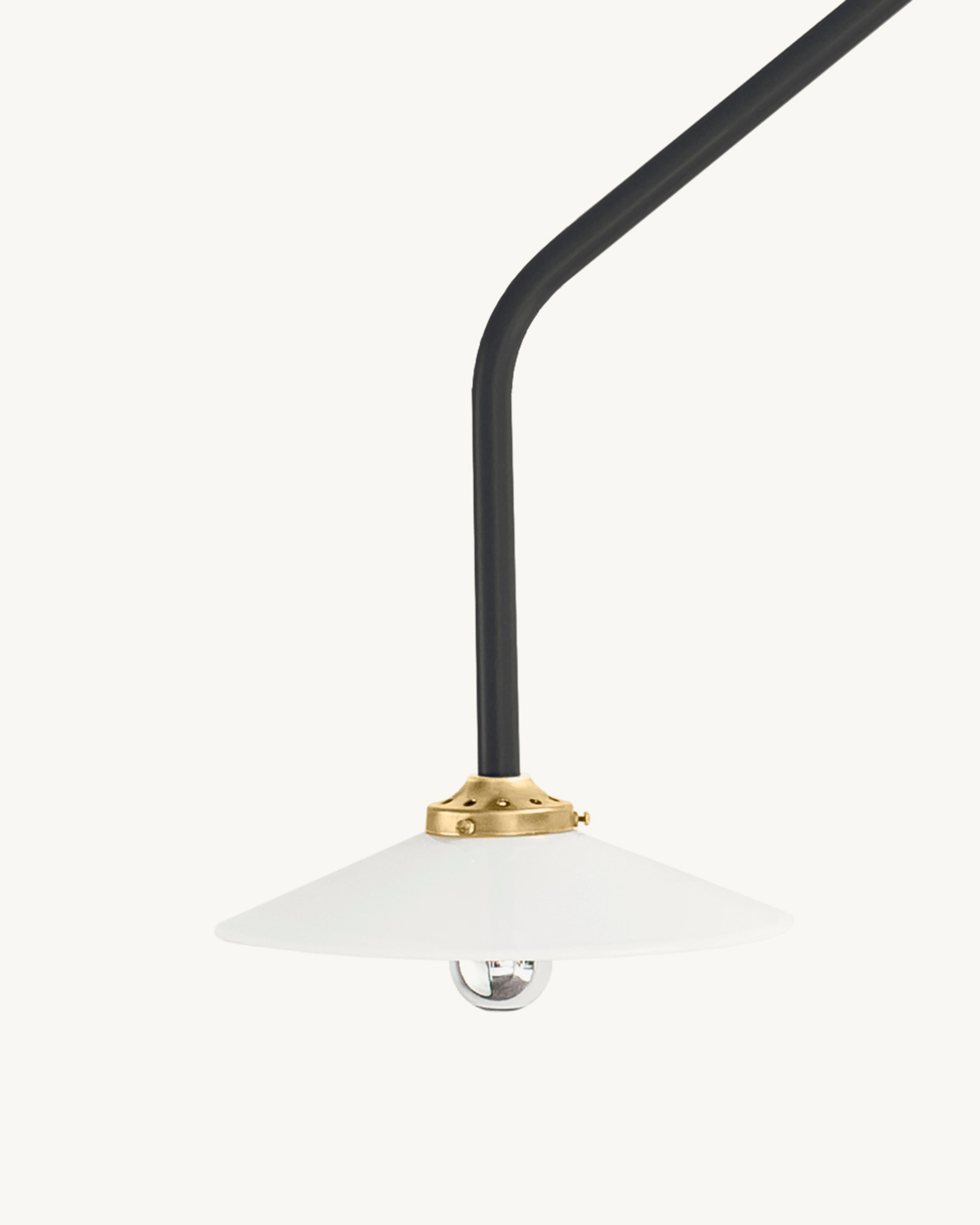 Lampada a sospensione N°4 di Muller Van Severen x Valery Objects

Dimensioni: L. 90 L. 25 H. 180 CM
Finitura: nero

Specifiche:
- sorgente luminosa: 4W led
- temperaura del colore: K2700 
- lumen 350
- Grado di protezione IP 20
-