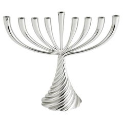 Portacandela Hanukkah contemporaneo in argento Twist Menorah