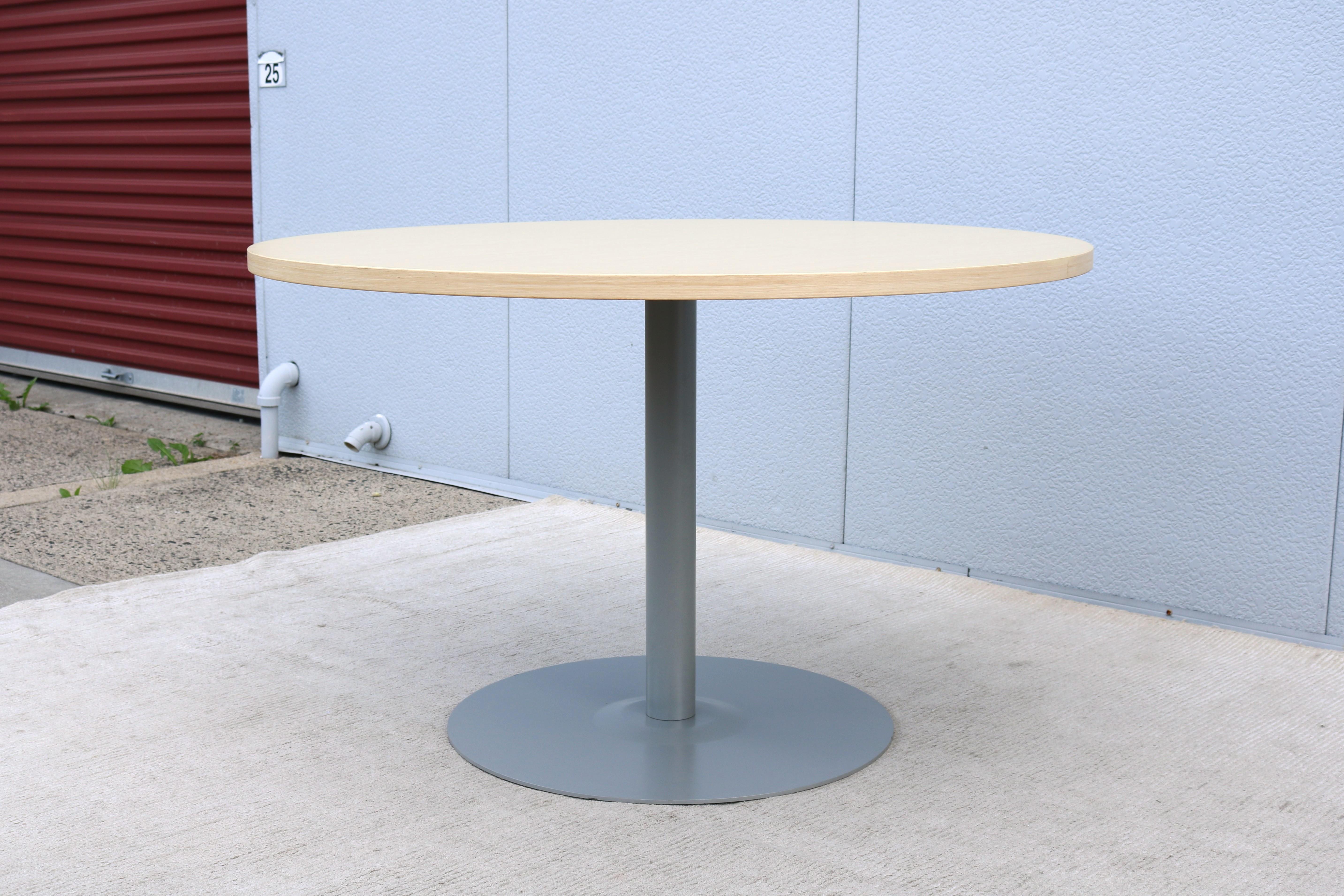 Table de conférence/café contemporaine Haworth Jive 48 in Round Veneer Top en vente 3