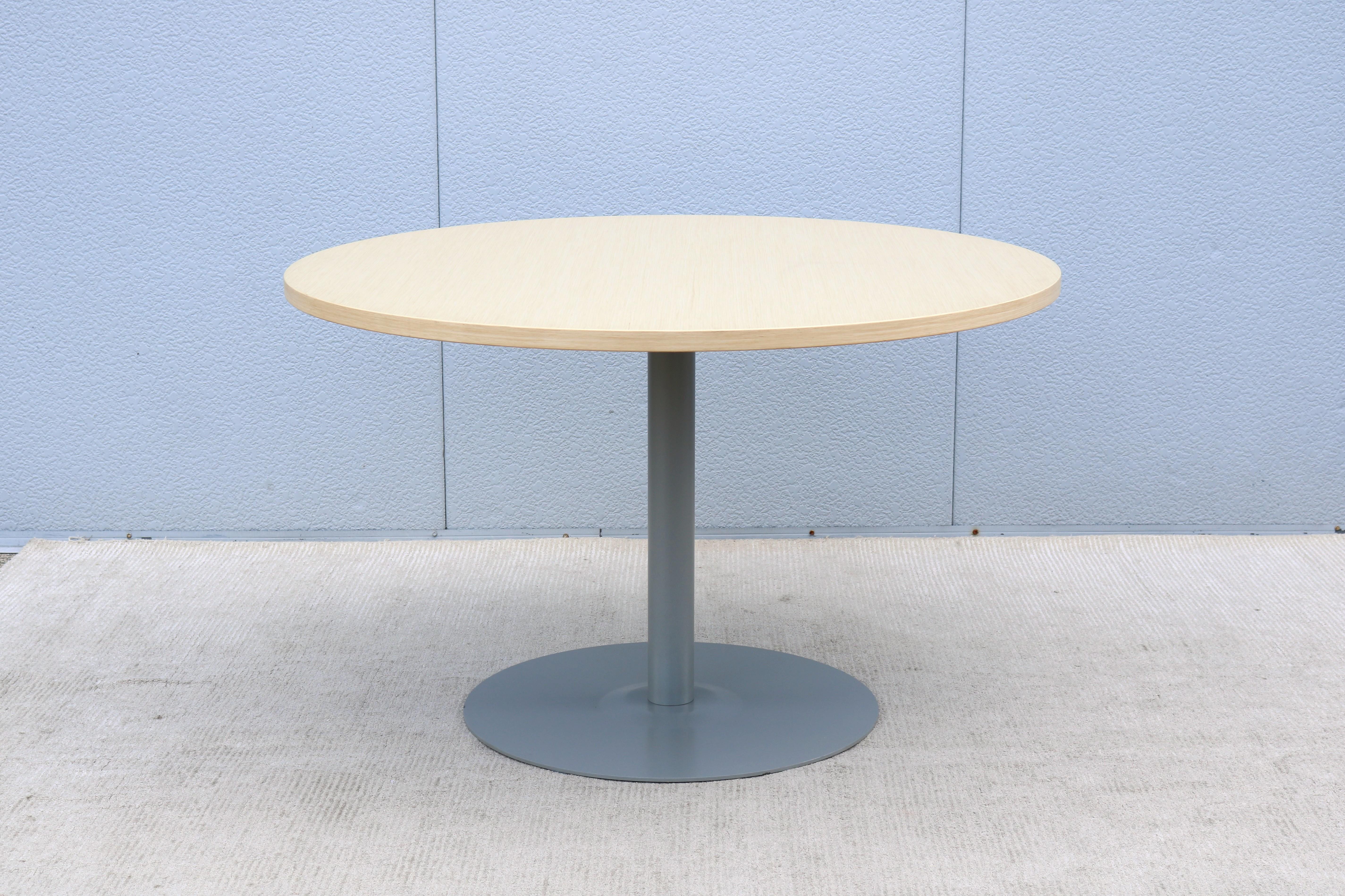 Moderne Table de conférence/café contemporaine Haworth Jive 48 in Round Veneer Top en vente